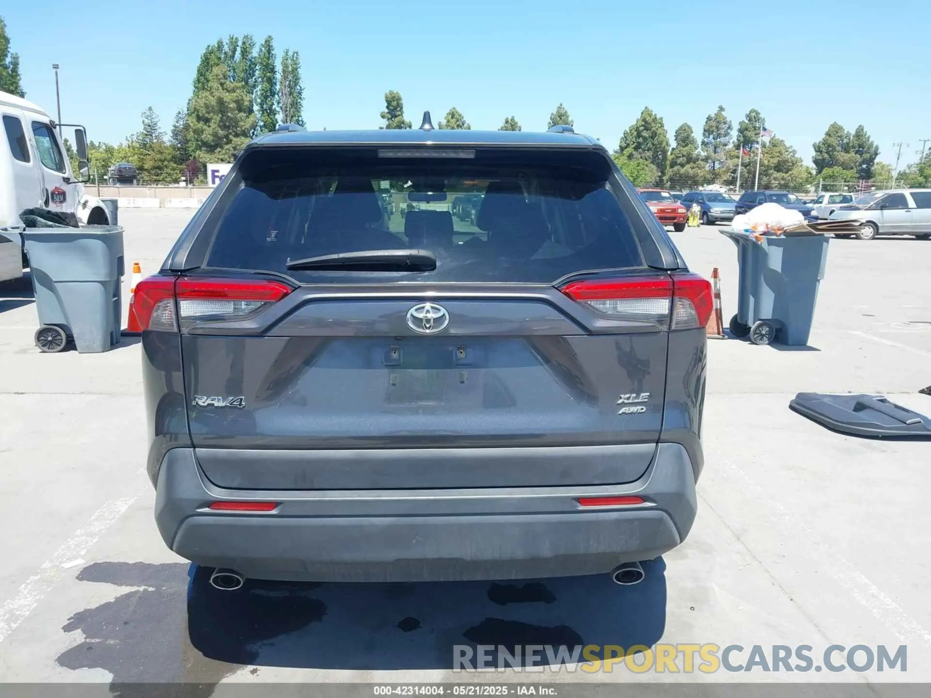 17 Photograph of a damaged car JTMP1RFV0KD510962 TOYOTA RAV4 2019