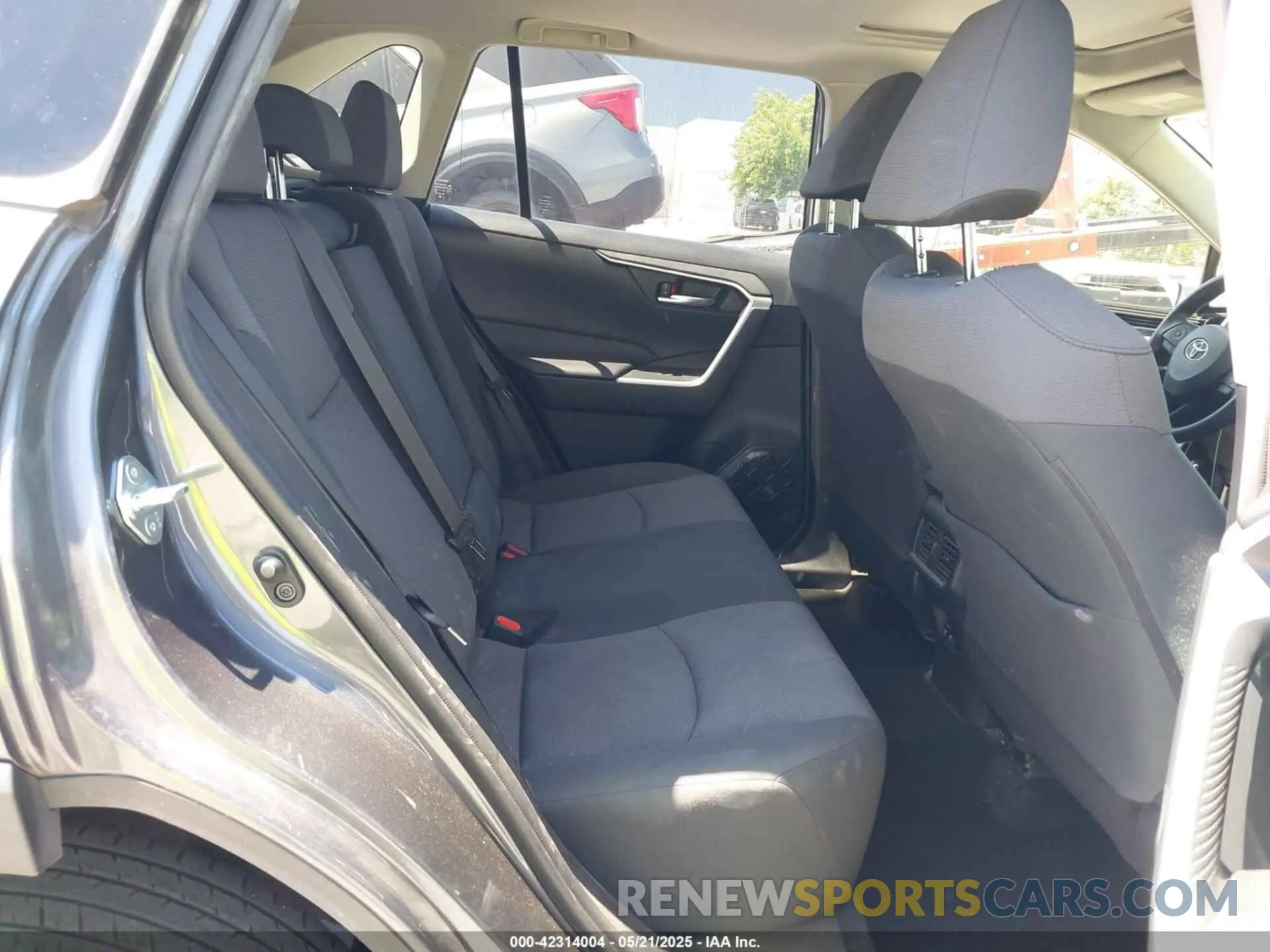 8 Photograph of a damaged car JTMP1RFV0KD510962 TOYOTA RAV4 2019