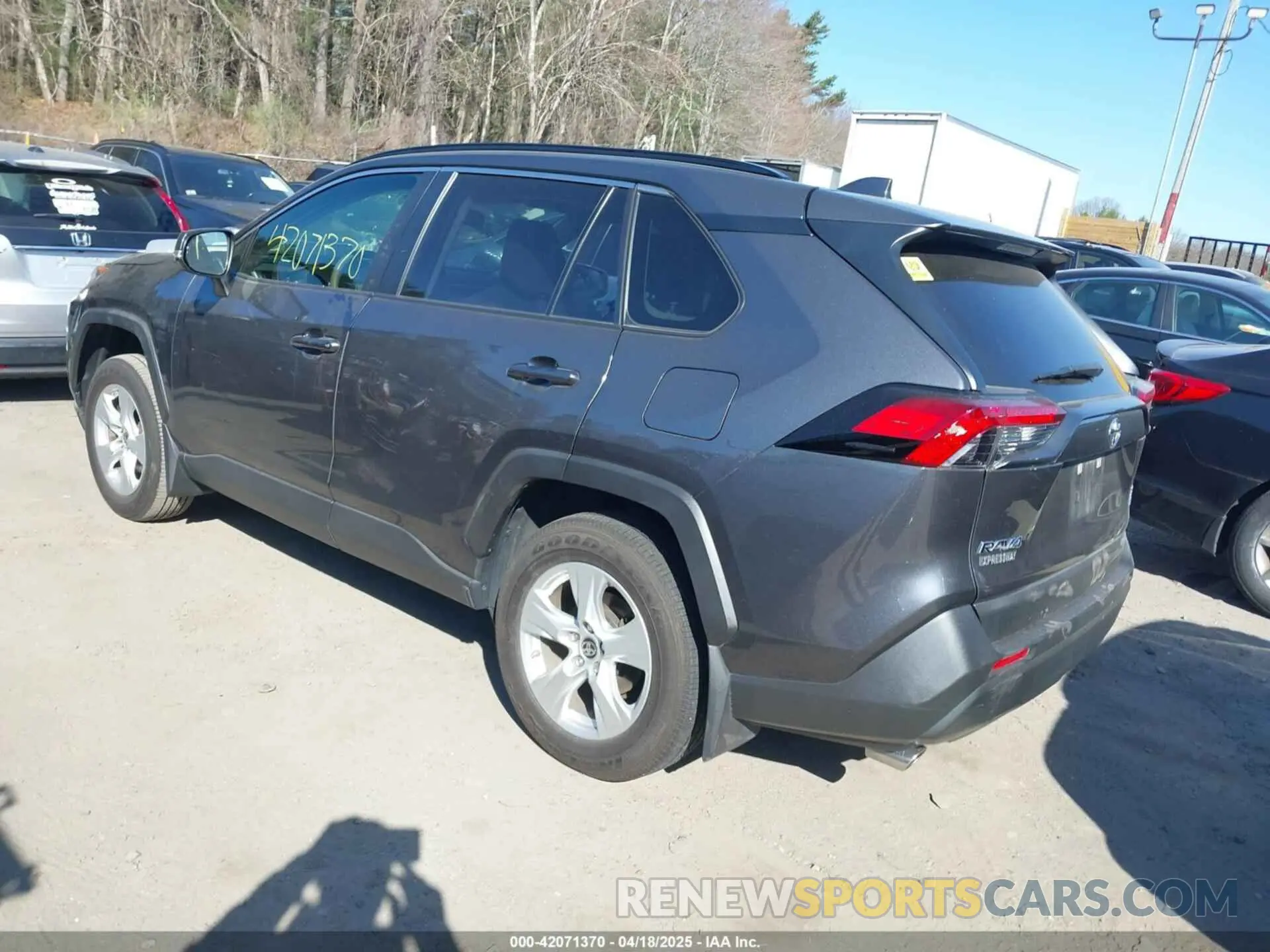 3 Photograph of a damaged car JTMP1RFV0KD524246 TOYOTA RAV4 2019