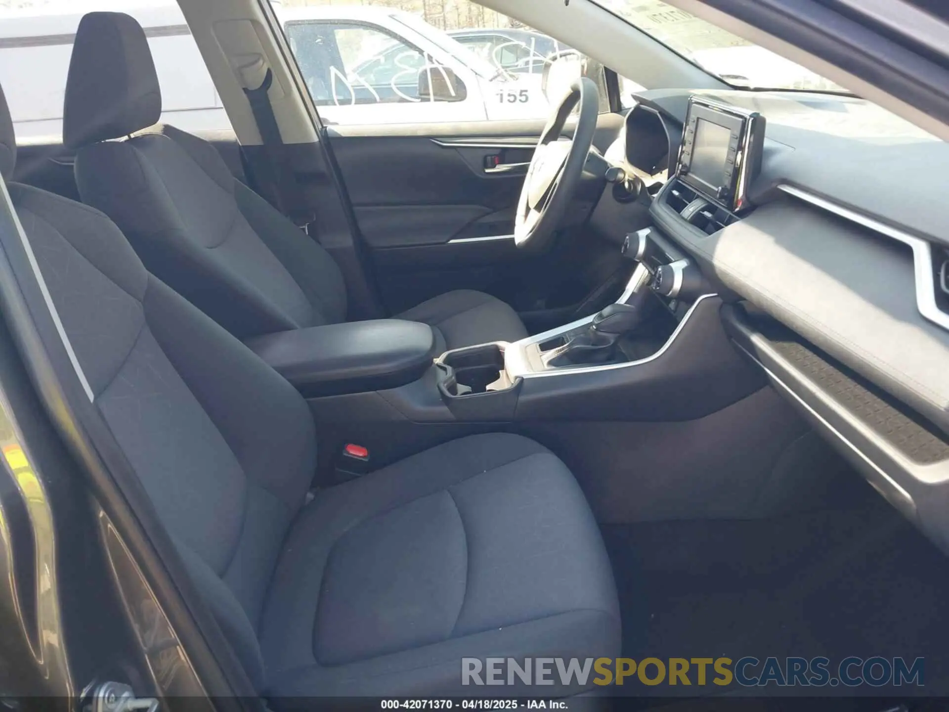 5 Photograph of a damaged car JTMP1RFV0KD524246 TOYOTA RAV4 2019