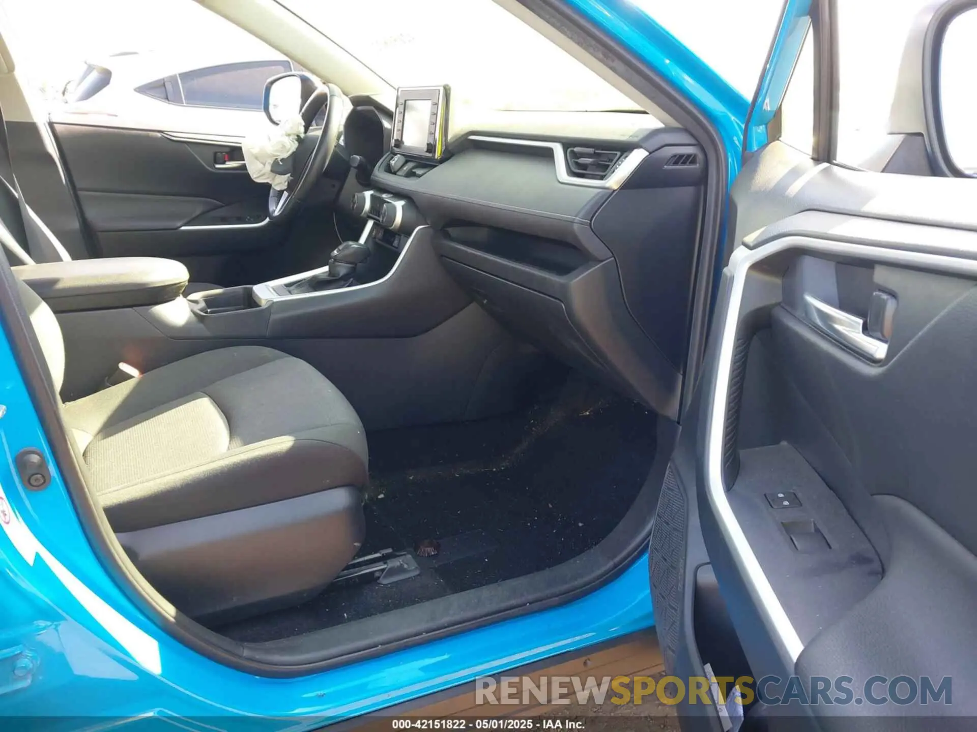 5 Photograph of a damaged car JTMP1RFV0KJ004470 TOYOTA RAV4 2019