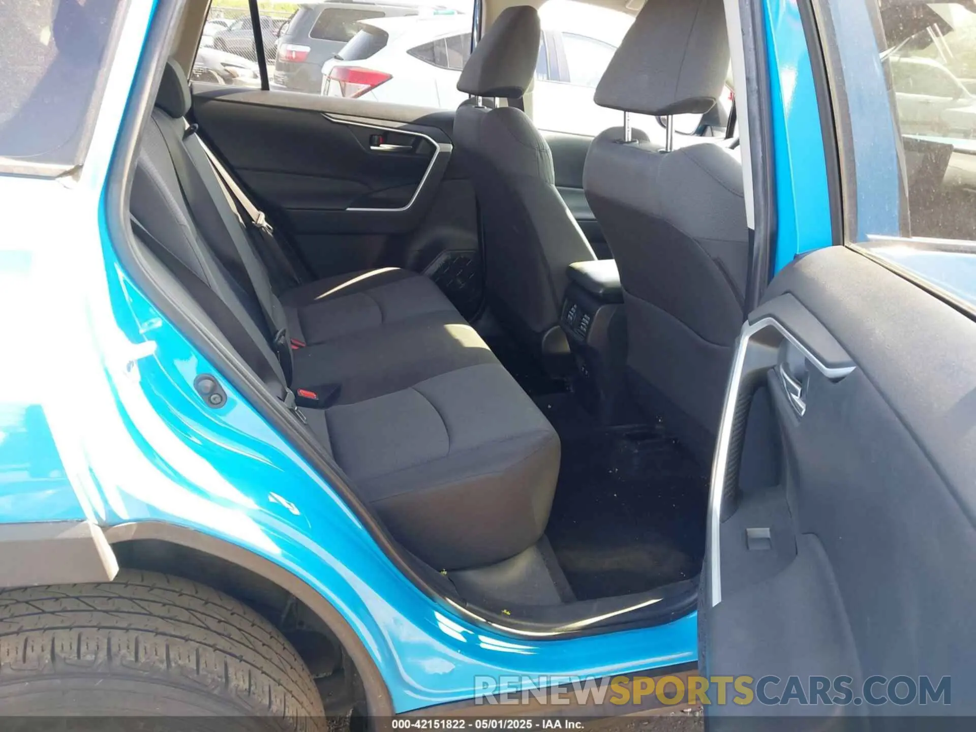 8 Photograph of a damaged car JTMP1RFV0KJ004470 TOYOTA RAV4 2019