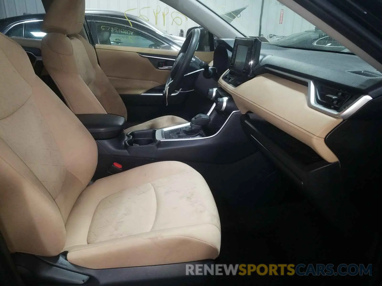 5 Photograph of a damaged car JTMP1RFV0KJ010091 TOYOTA RAV4 2019
