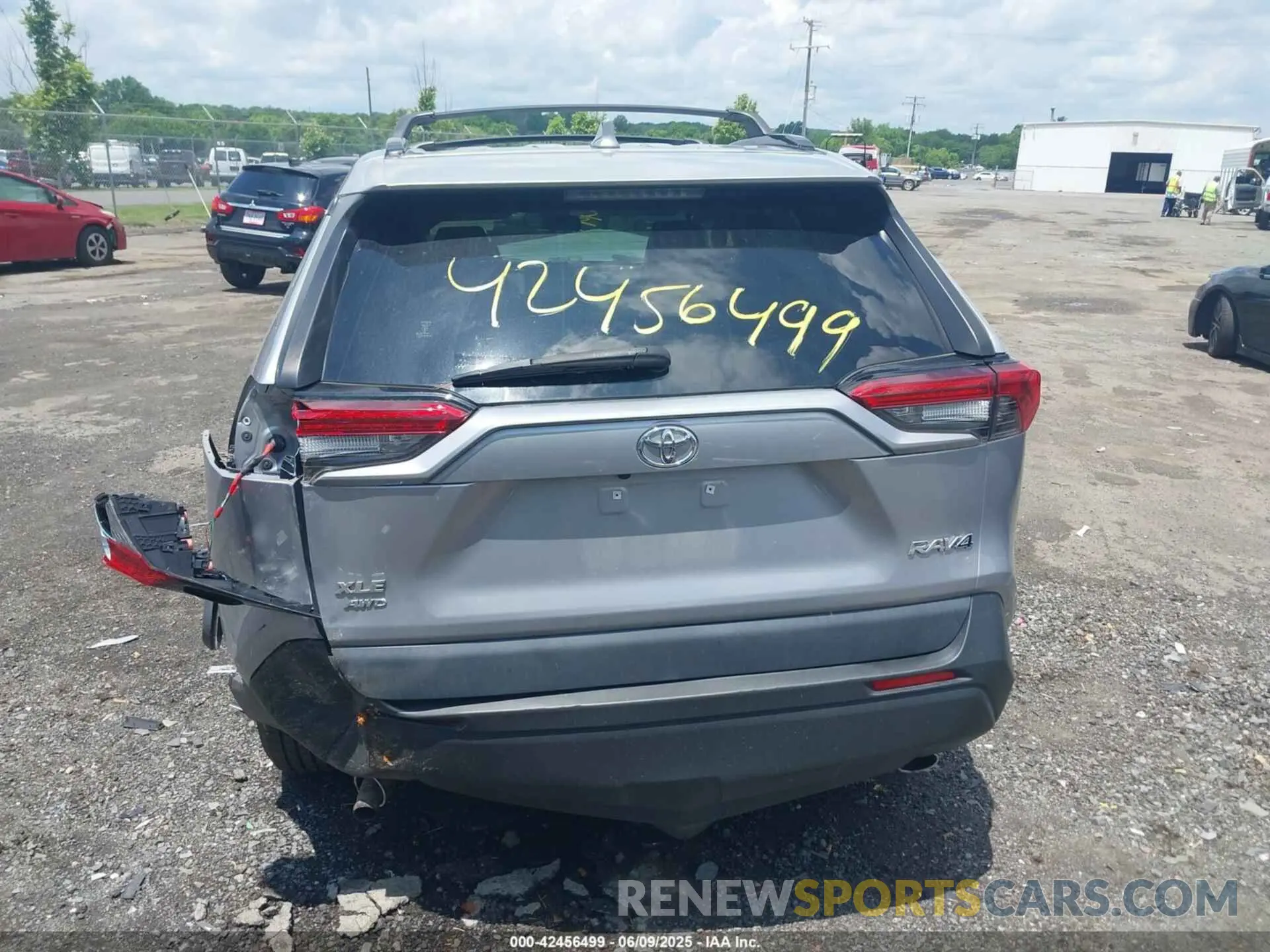 15 Photograph of a damaged car JTMP1RFV1KD030509 TOYOTA RAV4 2019