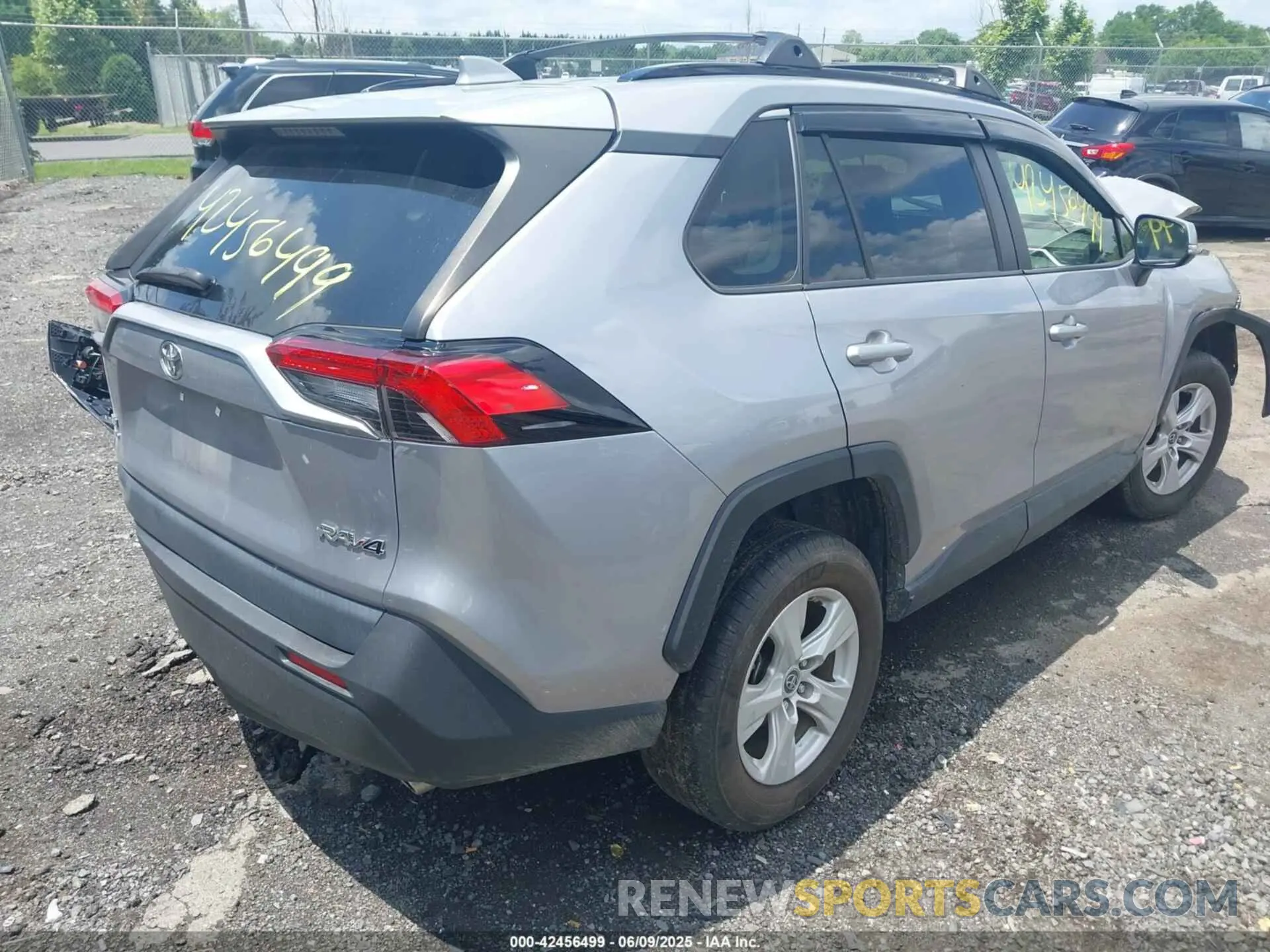 4 Photograph of a damaged car JTMP1RFV1KD030509 TOYOTA RAV4 2019