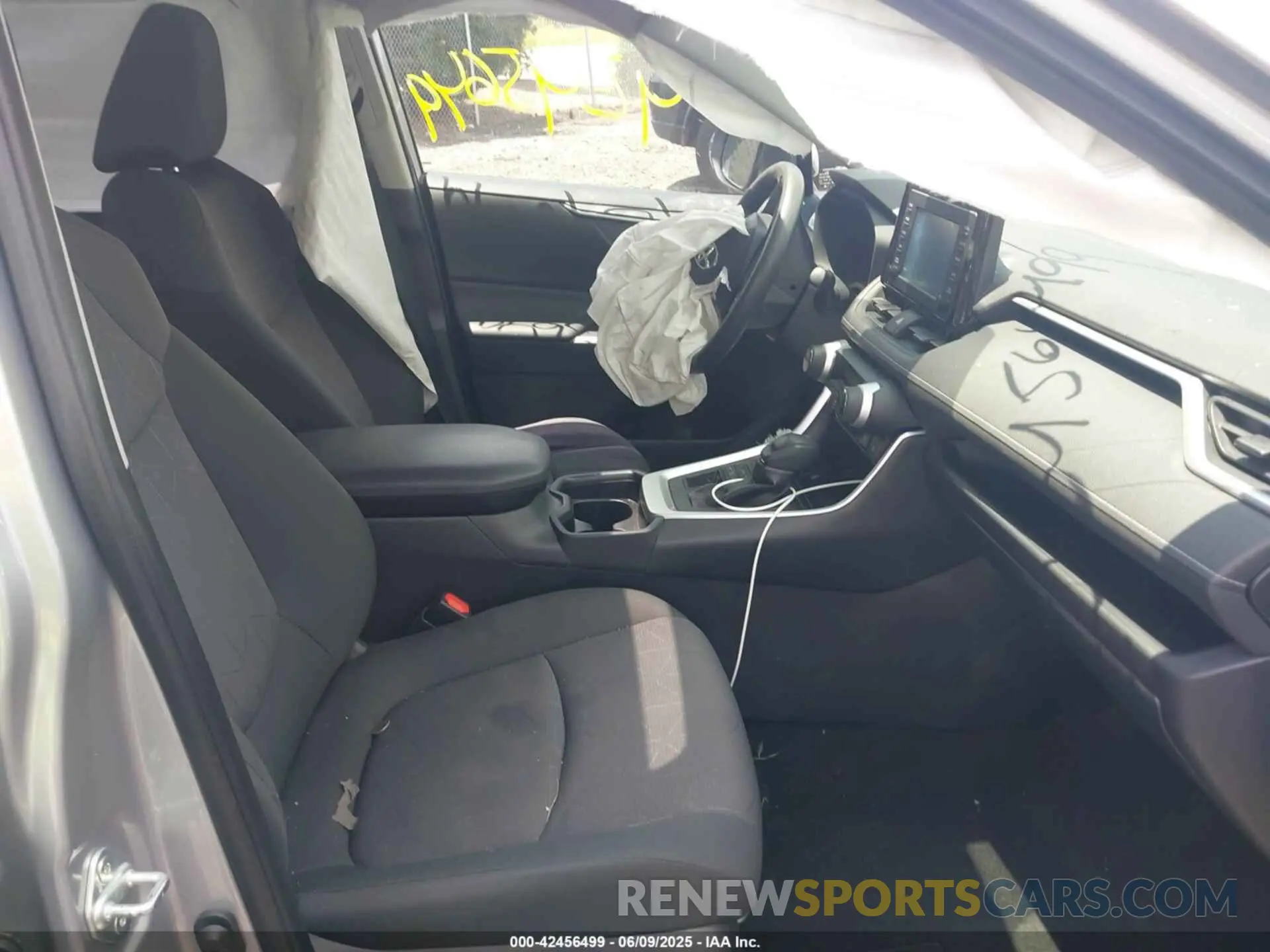 5 Photograph of a damaged car JTMP1RFV1KD030509 TOYOTA RAV4 2019