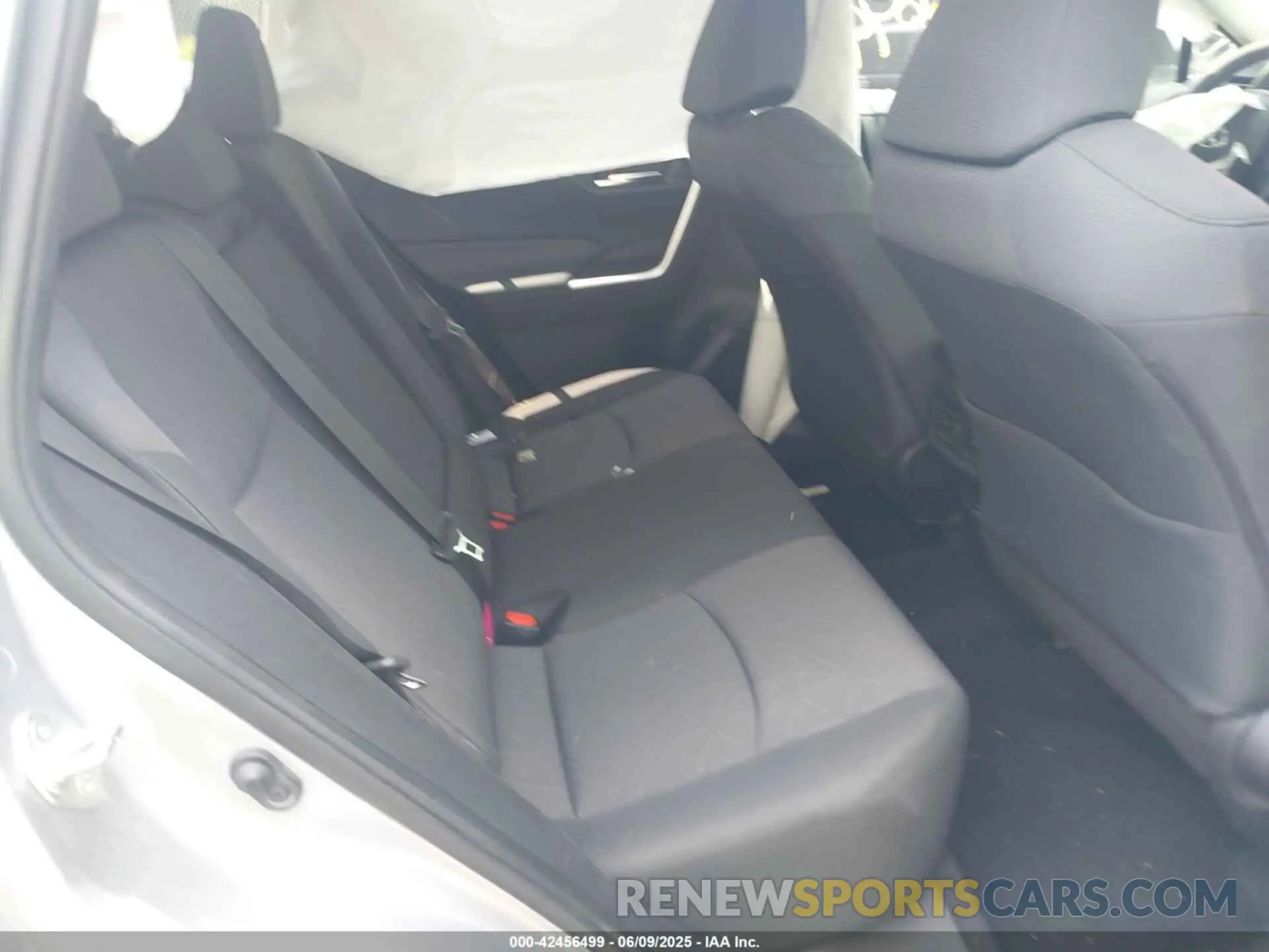 8 Photograph of a damaged car JTMP1RFV1KD030509 TOYOTA RAV4 2019