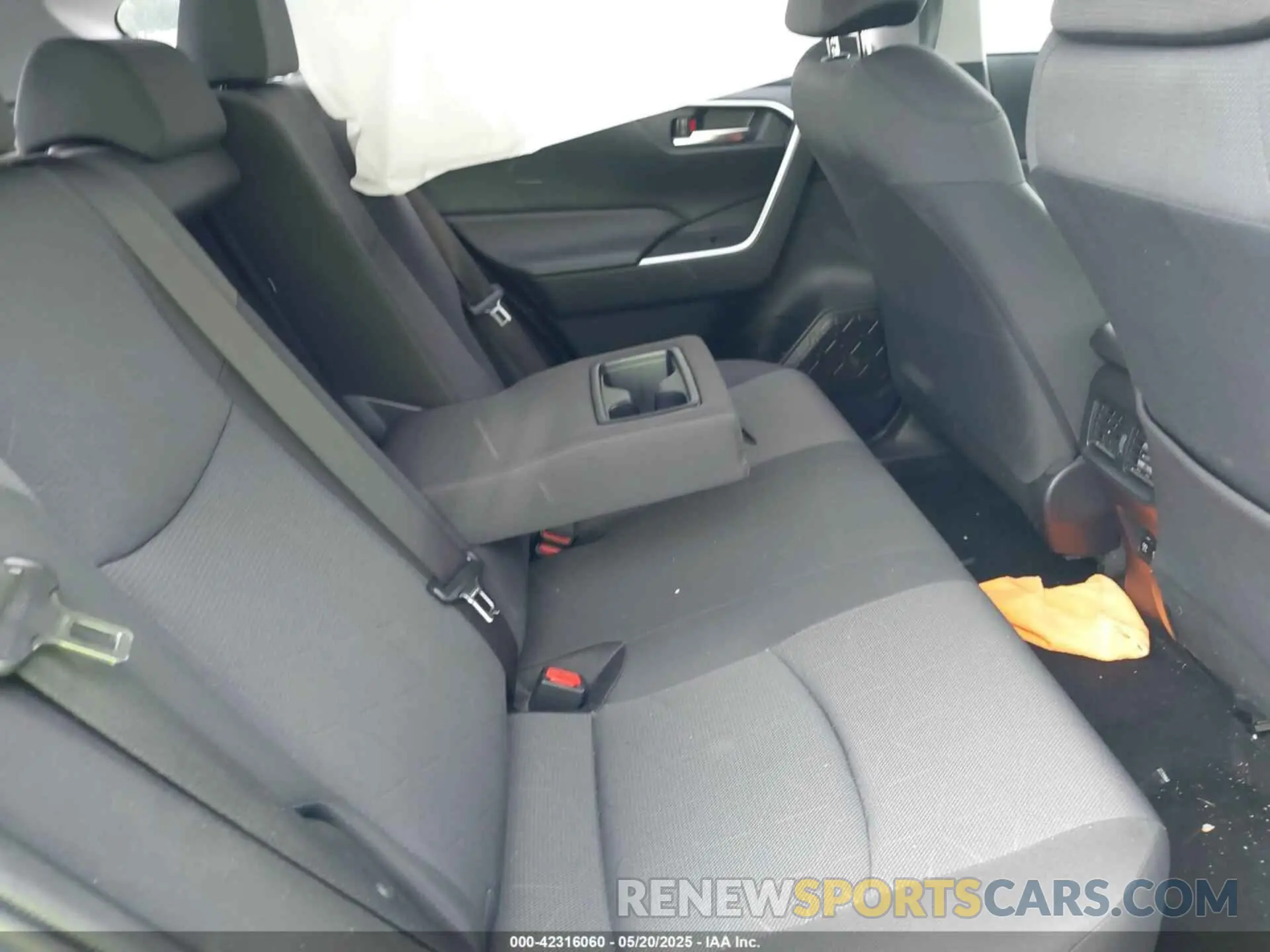 8 Photograph of a damaged car JTMP1RFV1KD506760 TOYOTA RAV4 2019