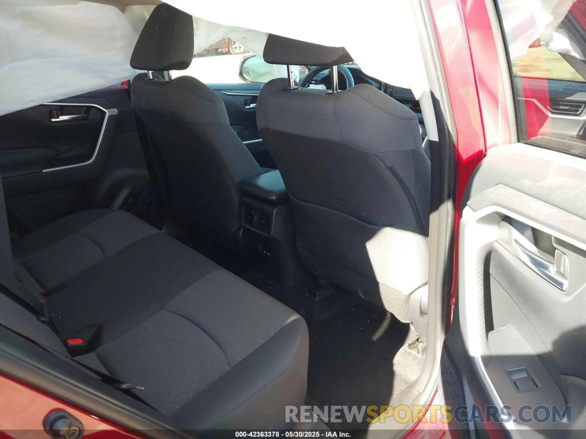 8 Photograph of a damaged car JTMP1RFV1KD521730 TOYOTA RAV4 2019