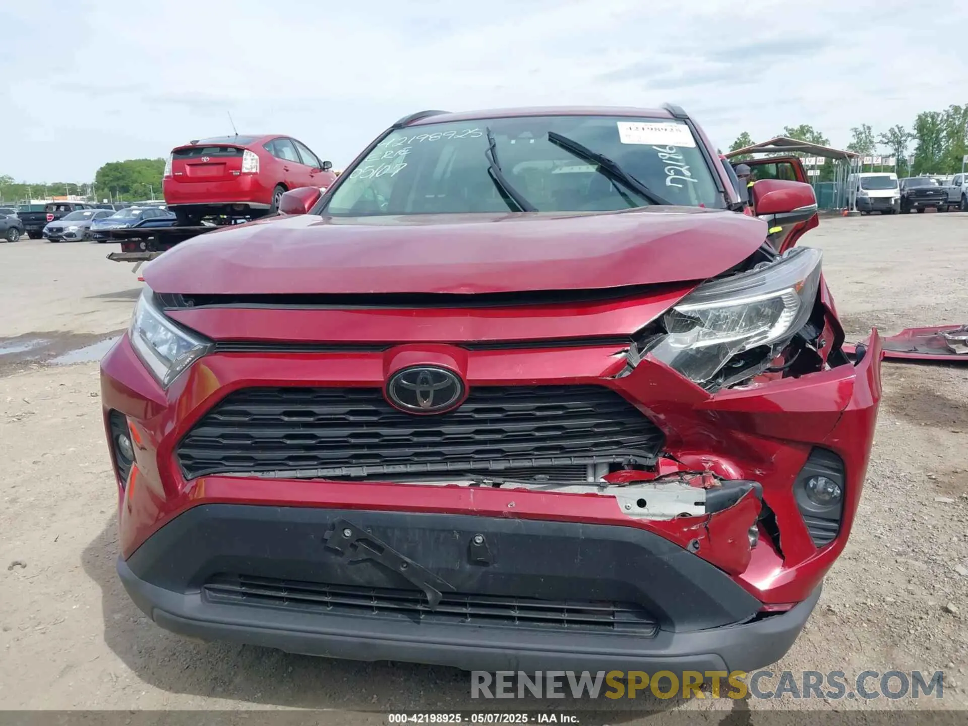 12 Photograph of a damaged car JTMP1RFV2KD021348 TOYOTA RAV4 2019
