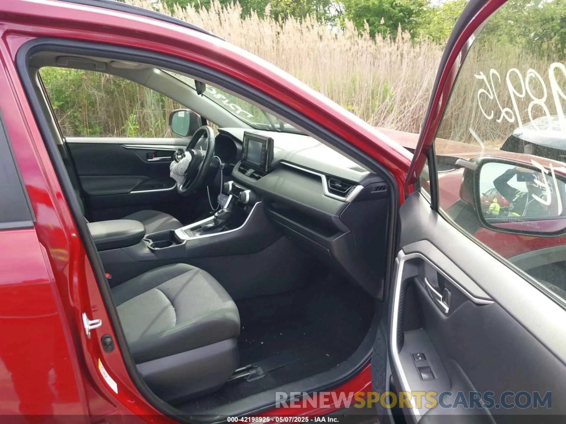 5 Photograph of a damaged car JTMP1RFV2KD021348 TOYOTA RAV4 2019
