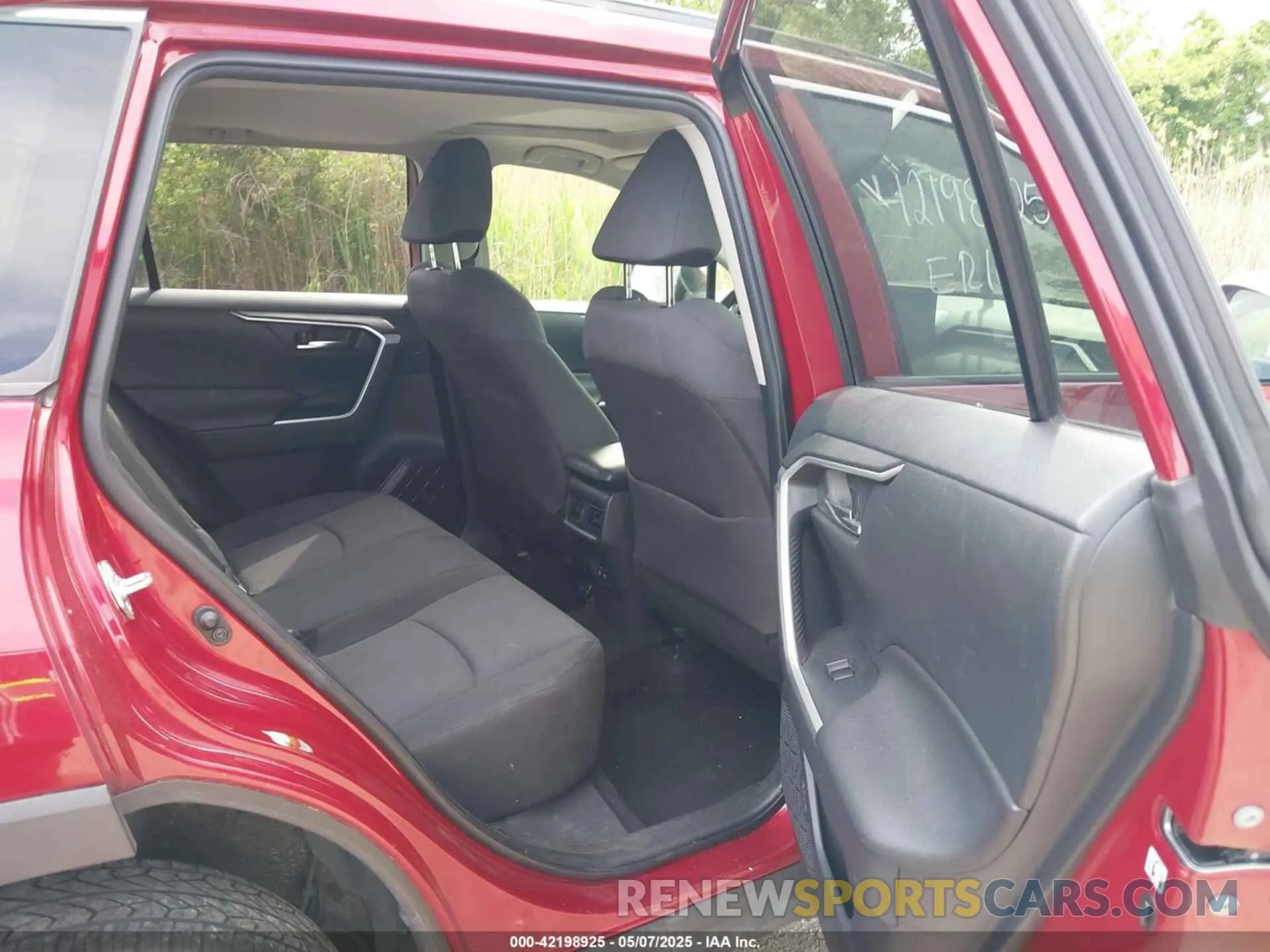 8 Photograph of a damaged car JTMP1RFV2KD021348 TOYOTA RAV4 2019