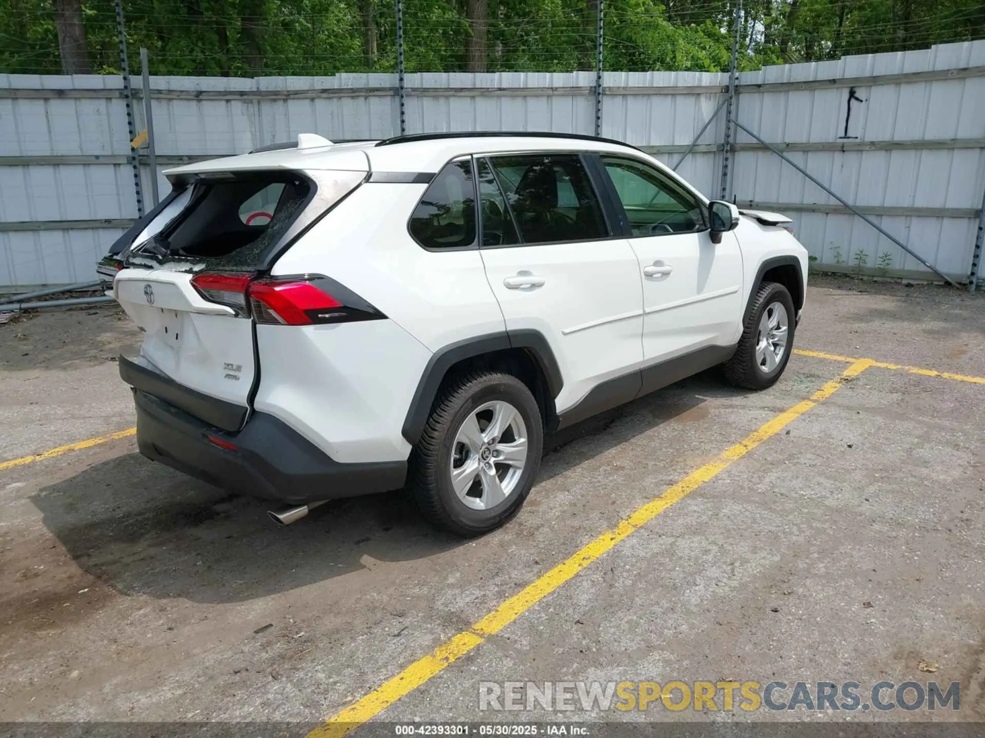 4 Photograph of a damaged car JTMP1RFV3KD046162 TOYOTA RAV4 2019