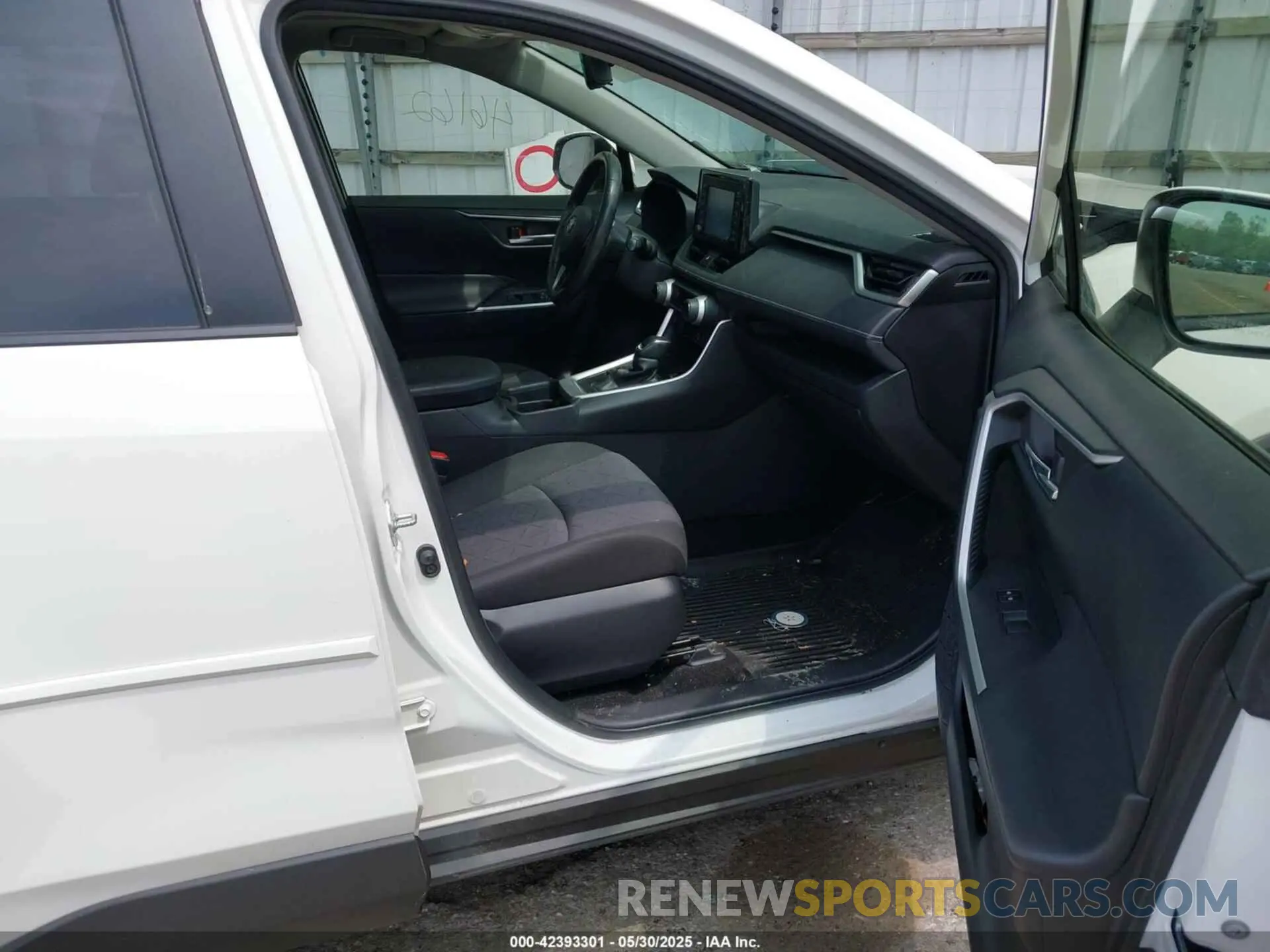 5 Photograph of a damaged car JTMP1RFV3KD046162 TOYOTA RAV4 2019