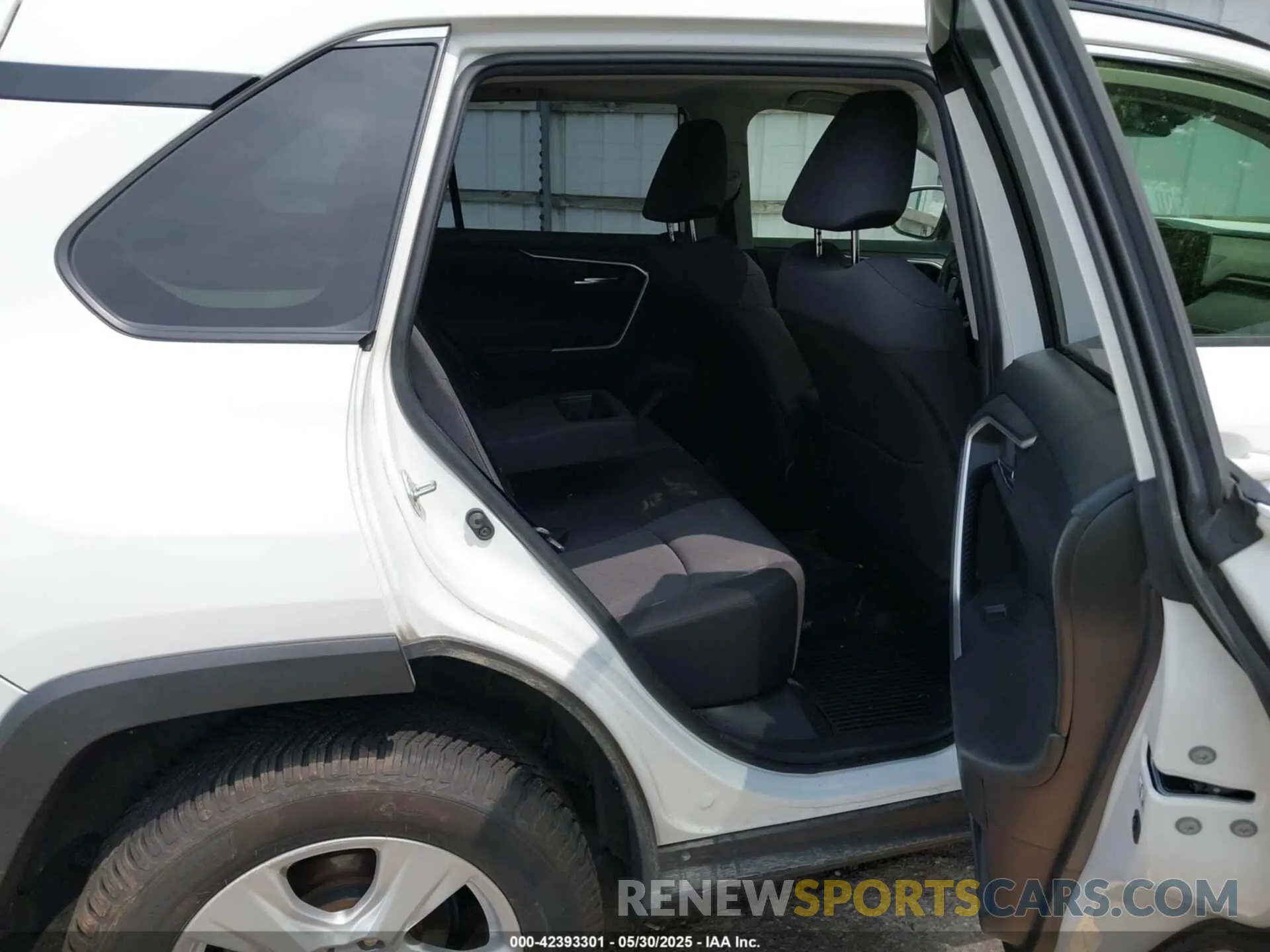 8 Photograph of a damaged car JTMP1RFV3KD046162 TOYOTA RAV4 2019