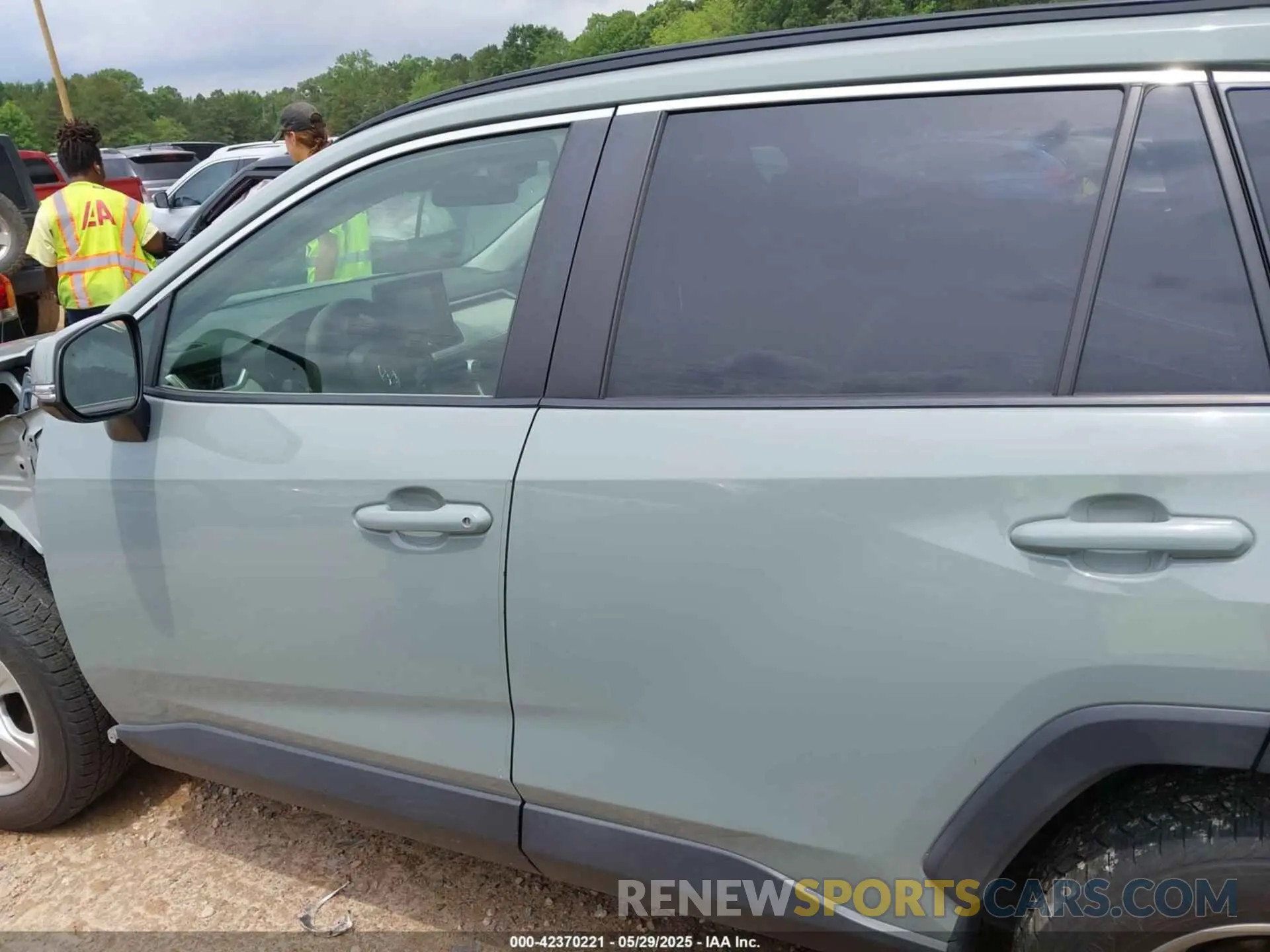 14 Photograph of a damaged car JTMP1RFV3KJ015267 TOYOTA RAV4 2019