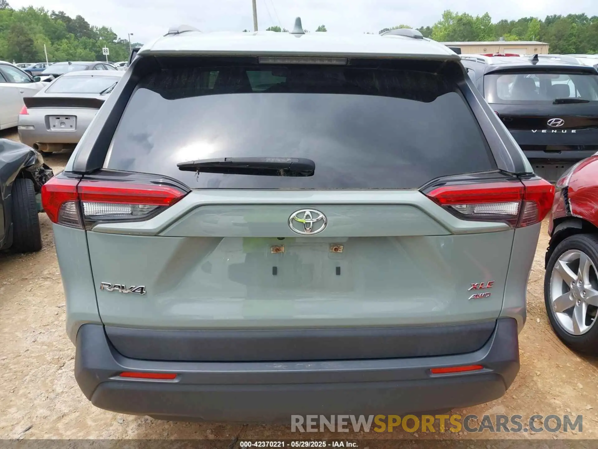 16 Photograph of a damaged car JTMP1RFV3KJ015267 TOYOTA RAV4 2019