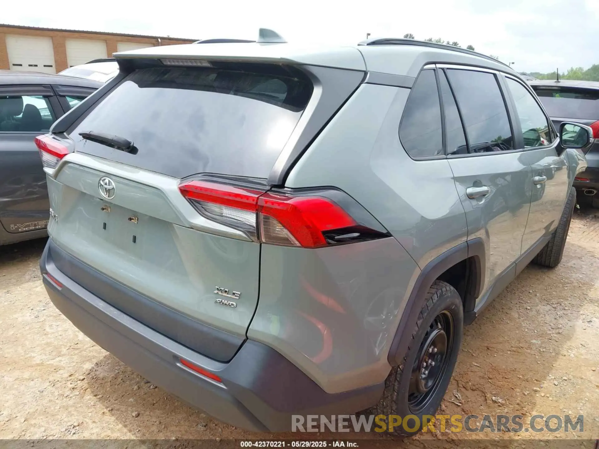 4 Photograph of a damaged car JTMP1RFV3KJ015267 TOYOTA RAV4 2019