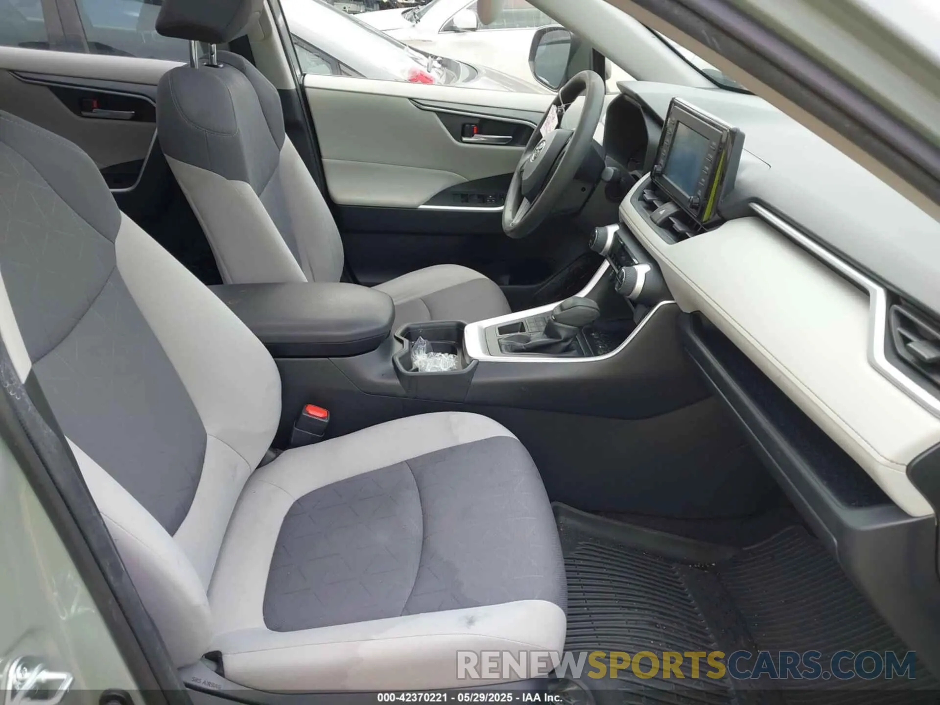 5 Photograph of a damaged car JTMP1RFV3KJ015267 TOYOTA RAV4 2019