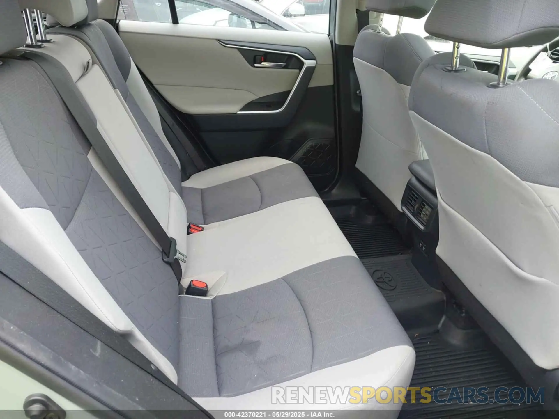 8 Photograph of a damaged car JTMP1RFV3KJ015267 TOYOTA RAV4 2019