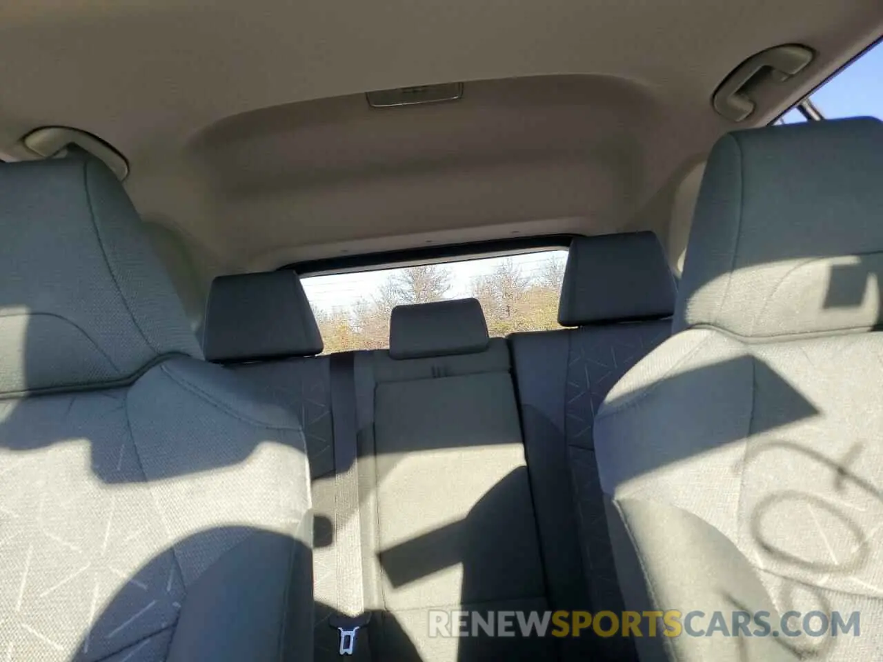10 Photograph of a damaged car JTMP1RFV4KD035607 TOYOTA RAV4 2019
