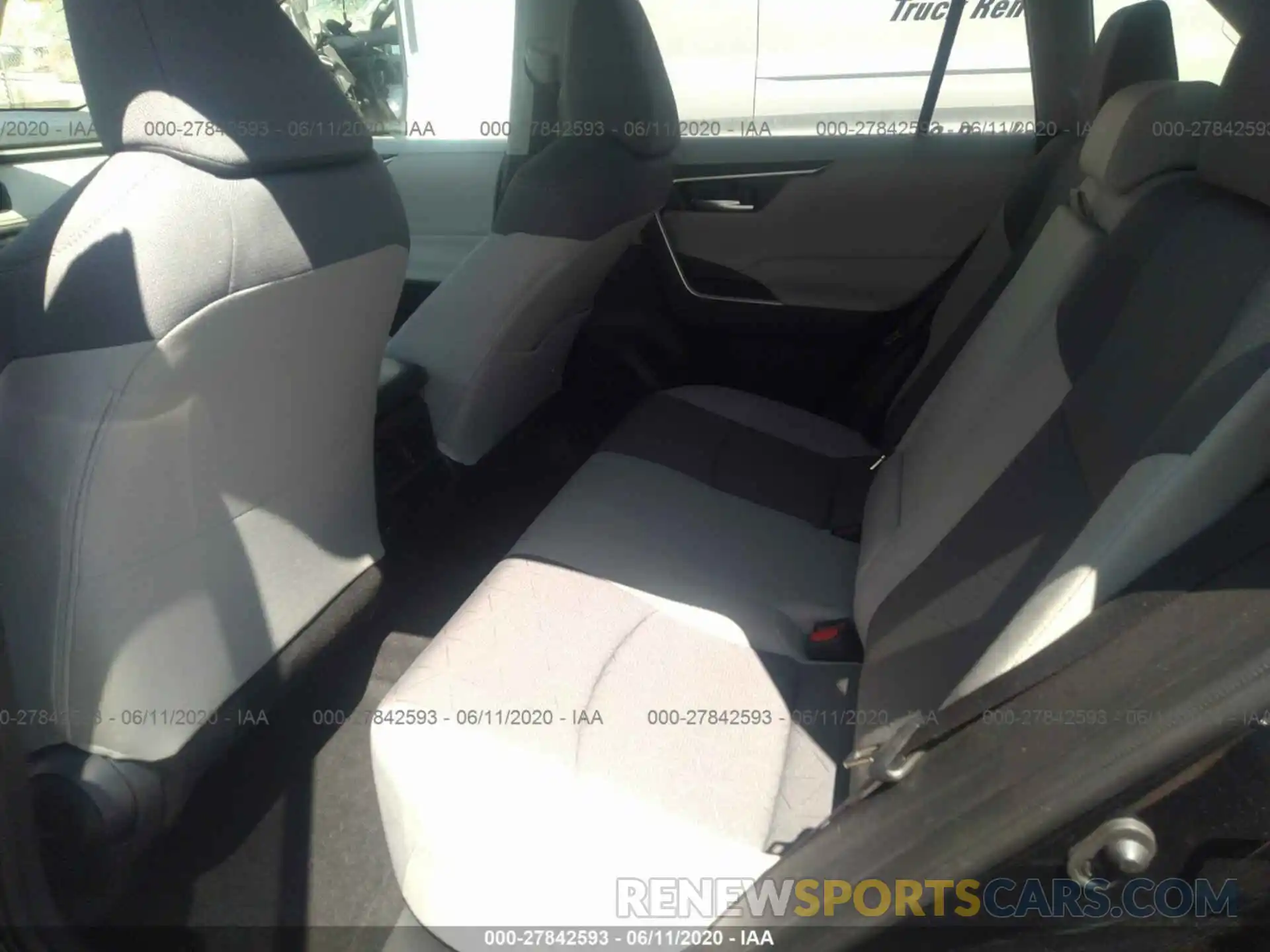 8 Photograph of a damaged car JTMP1RFV4KD502590 TOYOTA RAV4 2019