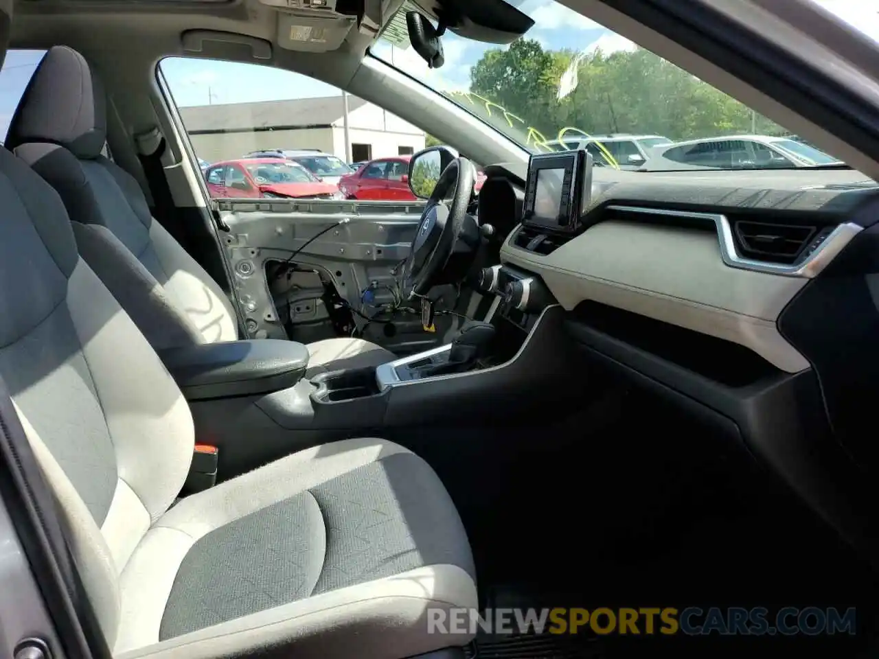 5 Photograph of a damaged car JTMP1RFV4KJ017707 TOYOTA RAV4 2019