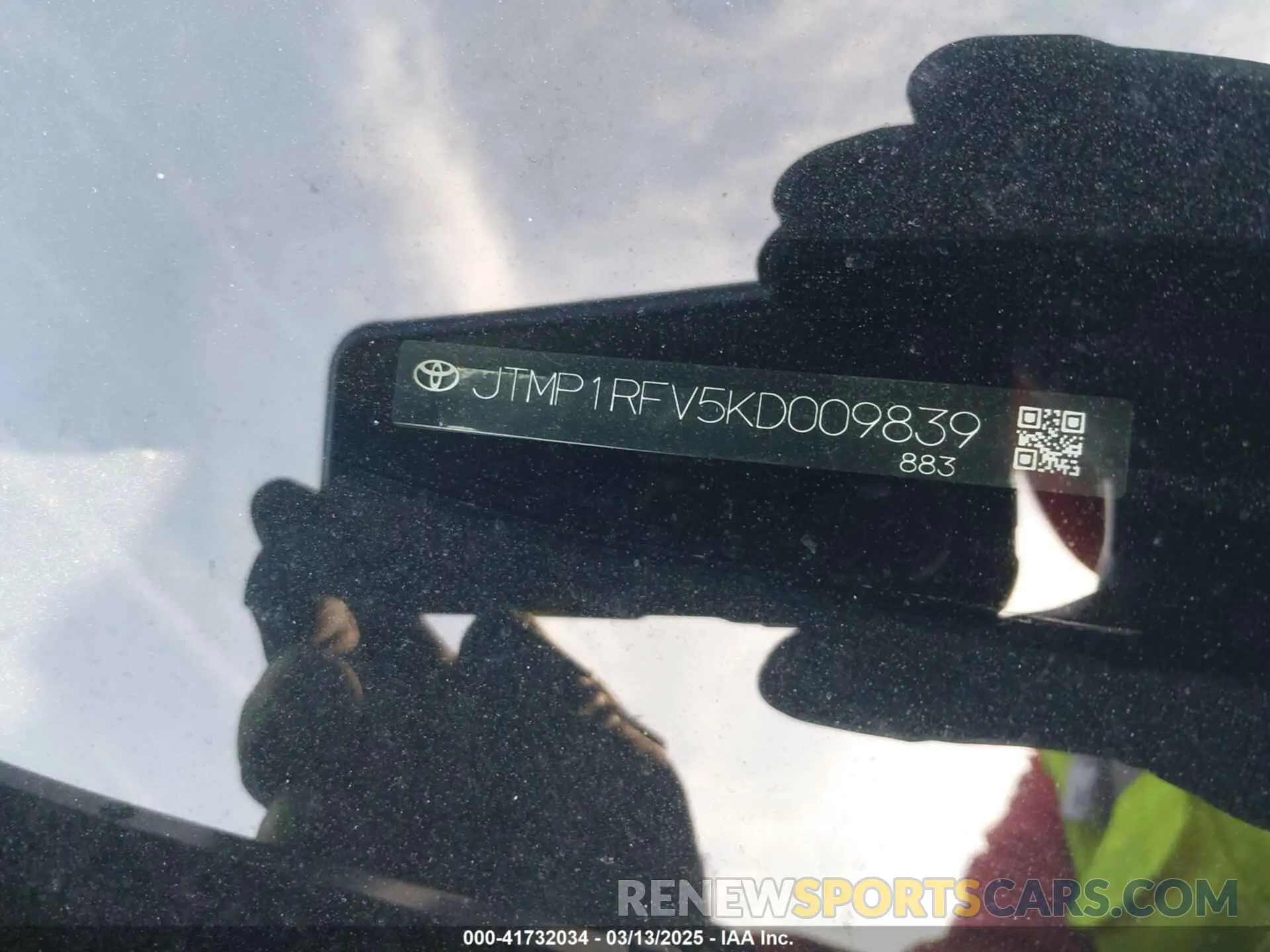 17 Photograph of a damaged car JTMP1RFV5KD009839 TOYOTA RAV4 2019