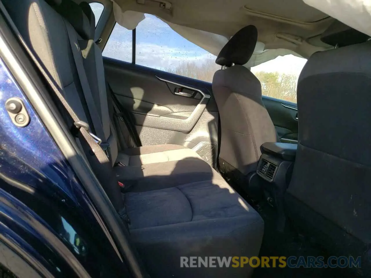 11 Photograph of a damaged car JTMP1RFV5KD021909 TOYOTA RAV4 2019