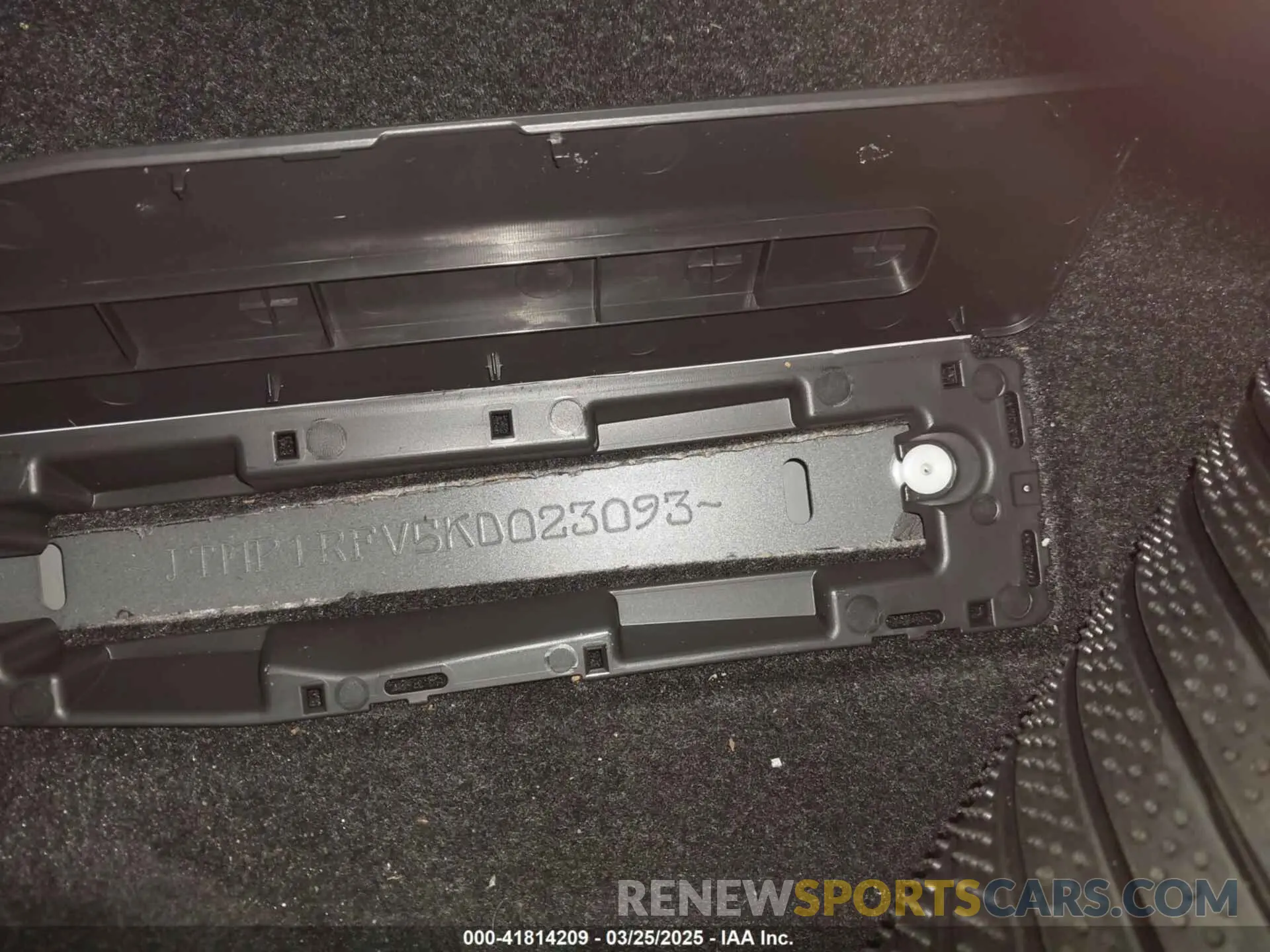 9 Photograph of a damaged car JTMP1RFV5KD023093 TOYOTA RAV4 2019
