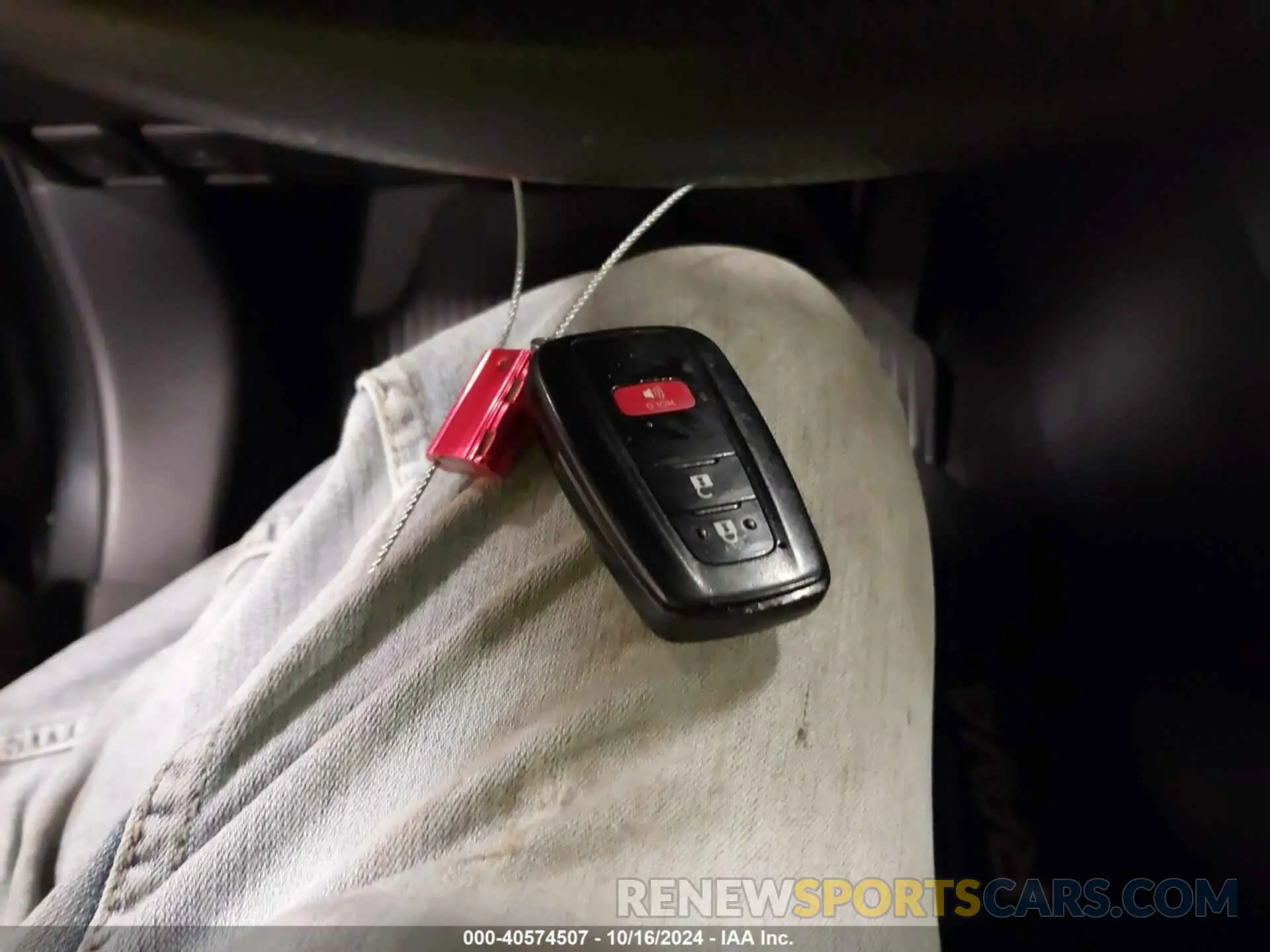 11 Photograph of a damaged car JTMP1RFV5KD028777 TOYOTA RAV4 2019
