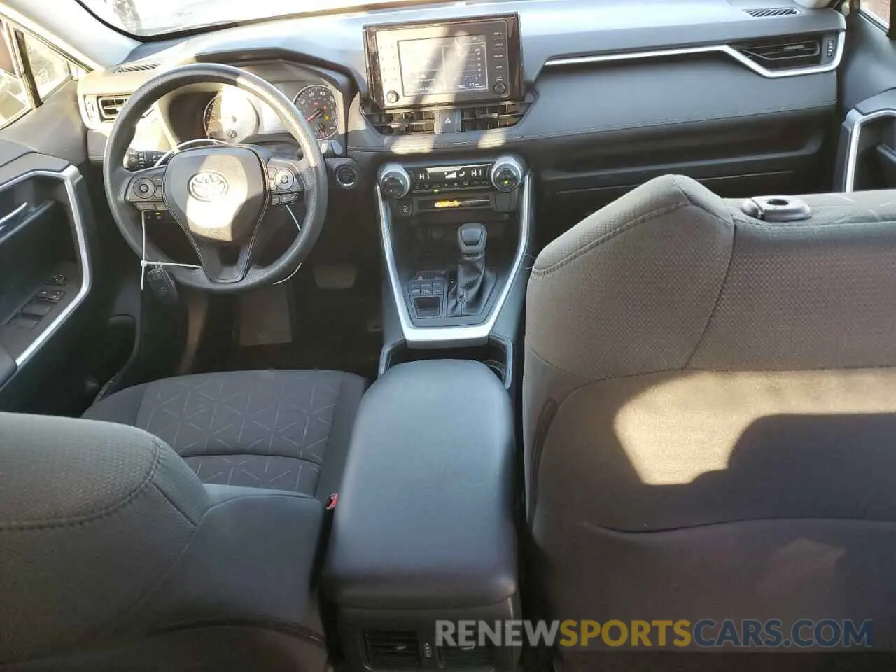 8 Photograph of a damaged car JTMP1RFV5KD029279 TOYOTA RAV4 2019