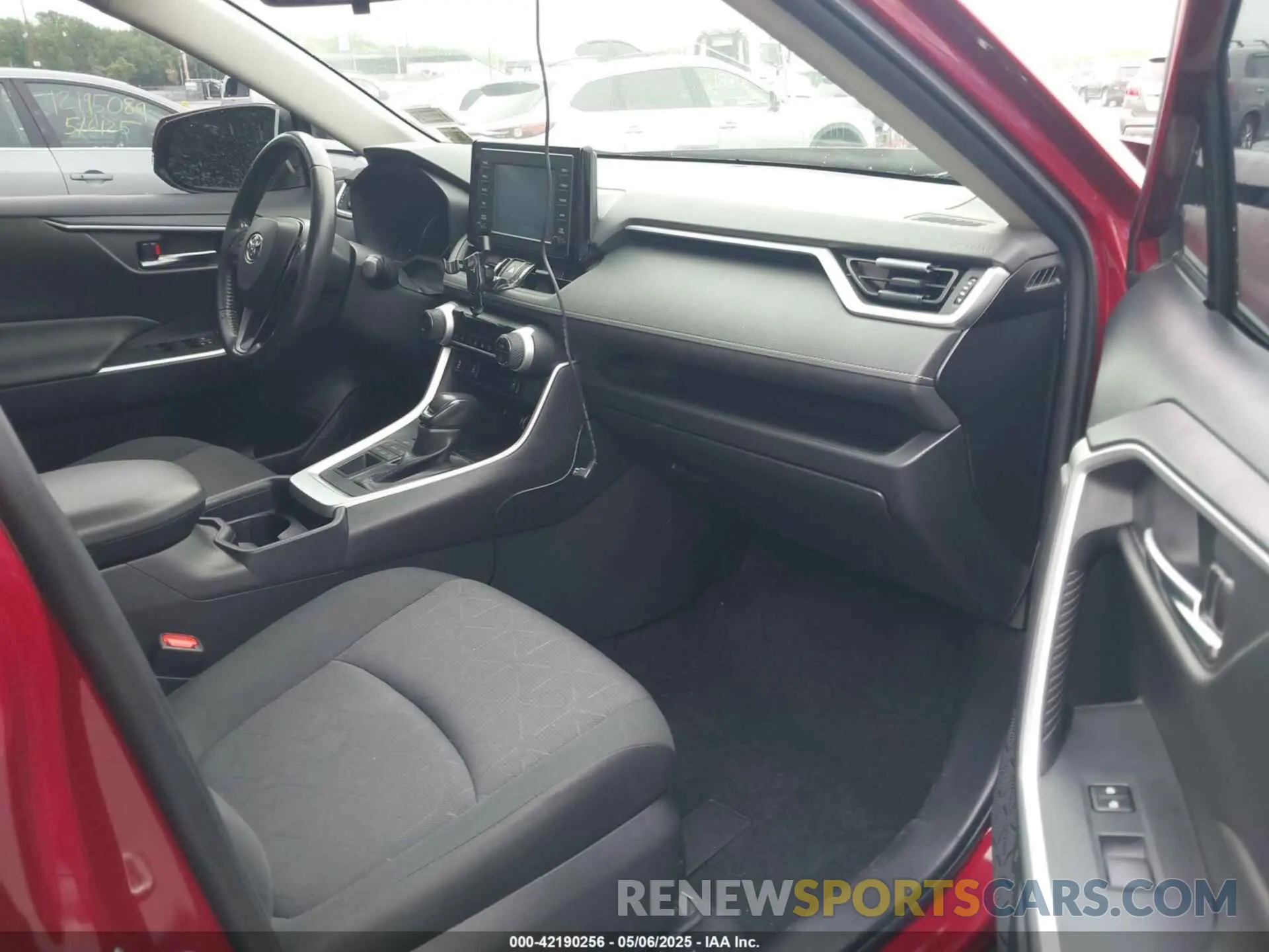 5 Photograph of a damaged car JTMP1RFV5KD042503 TOYOTA RAV4 2019