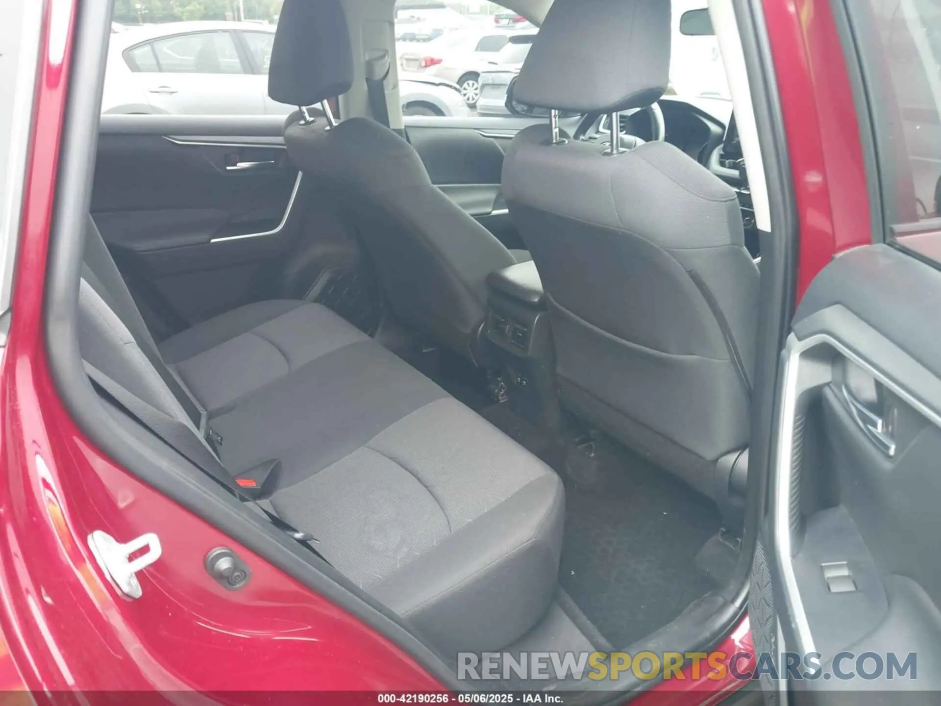 8 Photograph of a damaged car JTMP1RFV5KD042503 TOYOTA RAV4 2019