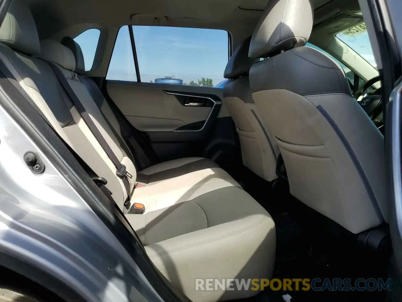 11 Photograph of a damaged car JTMP1RFV6KD046351 TOYOTA RAV4 2019