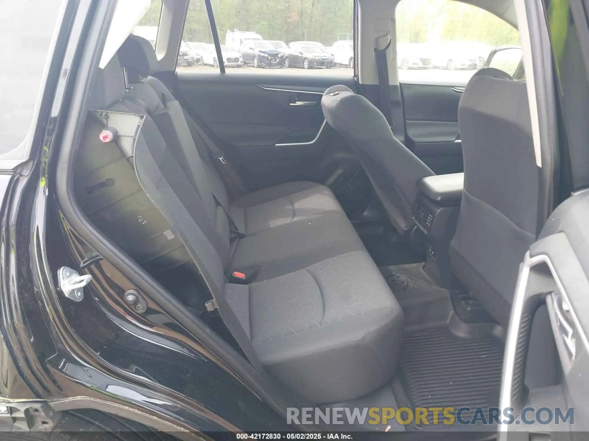8 Photograph of a damaged car JTMP1RFV6KD500954 TOYOTA RAV4 2019