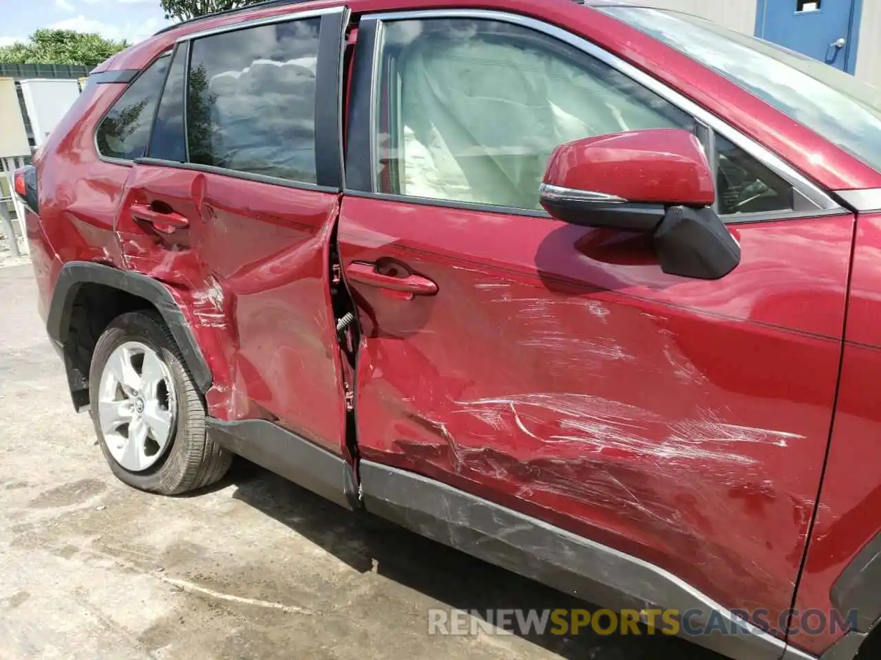 9 Photograph of a damaged car JTMP1RFV6KD513977 TOYOTA RAV4 2019