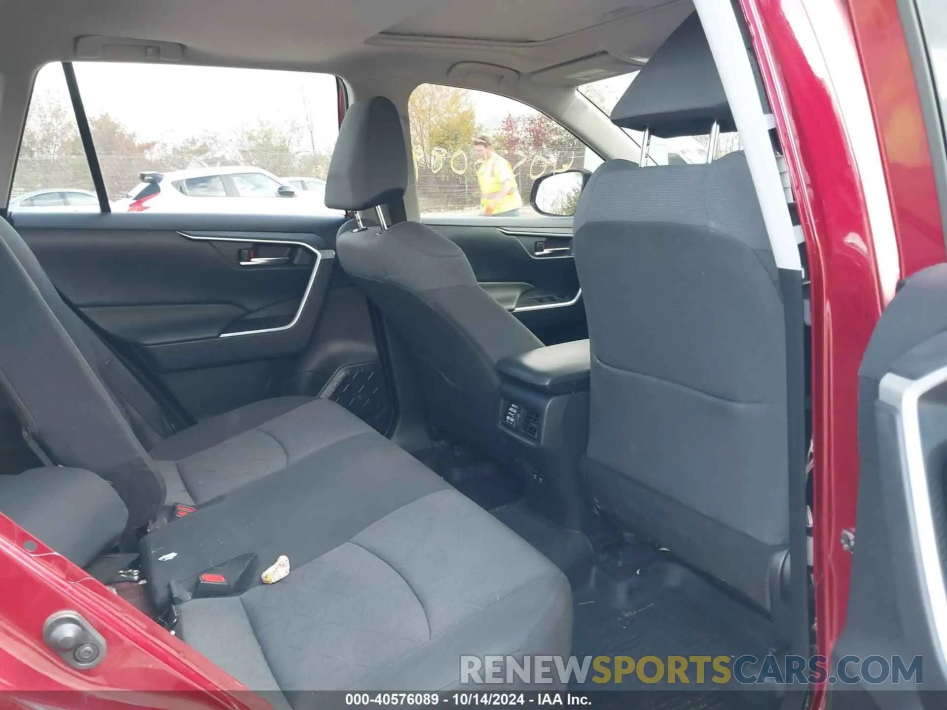 8 Photograph of a damaged car JTMP1RFV7KD504463 TOYOTA RAV4 2019