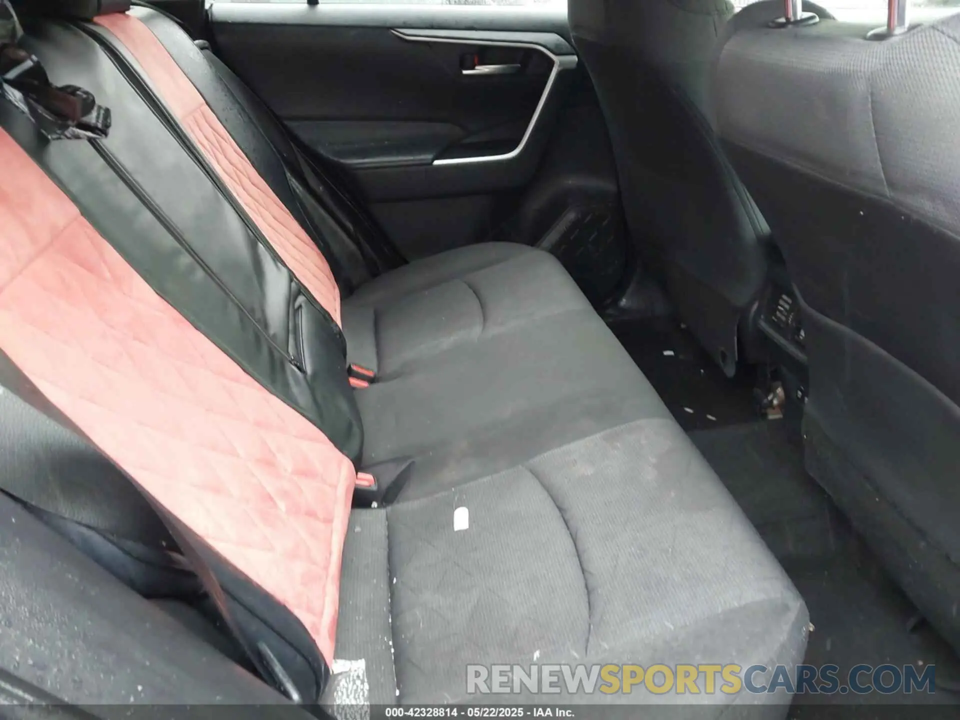8 Photograph of a damaged car JTMP1RFV7KD516029 TOYOTA RAV4 2019
