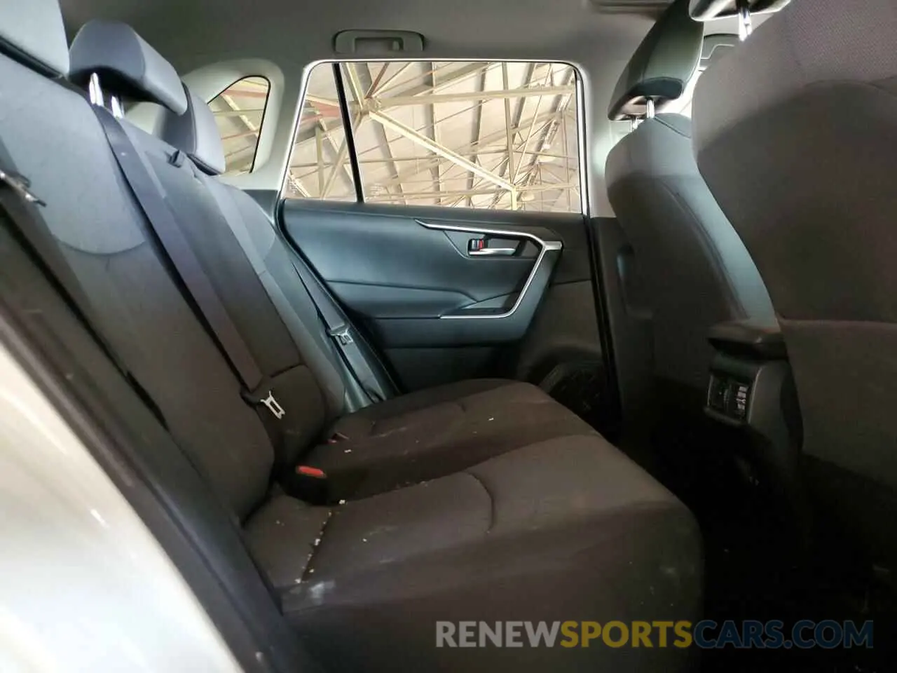 10 Photograph of a damaged car JTMP1RFV7KJ007608 TOYOTA RAV4 2019