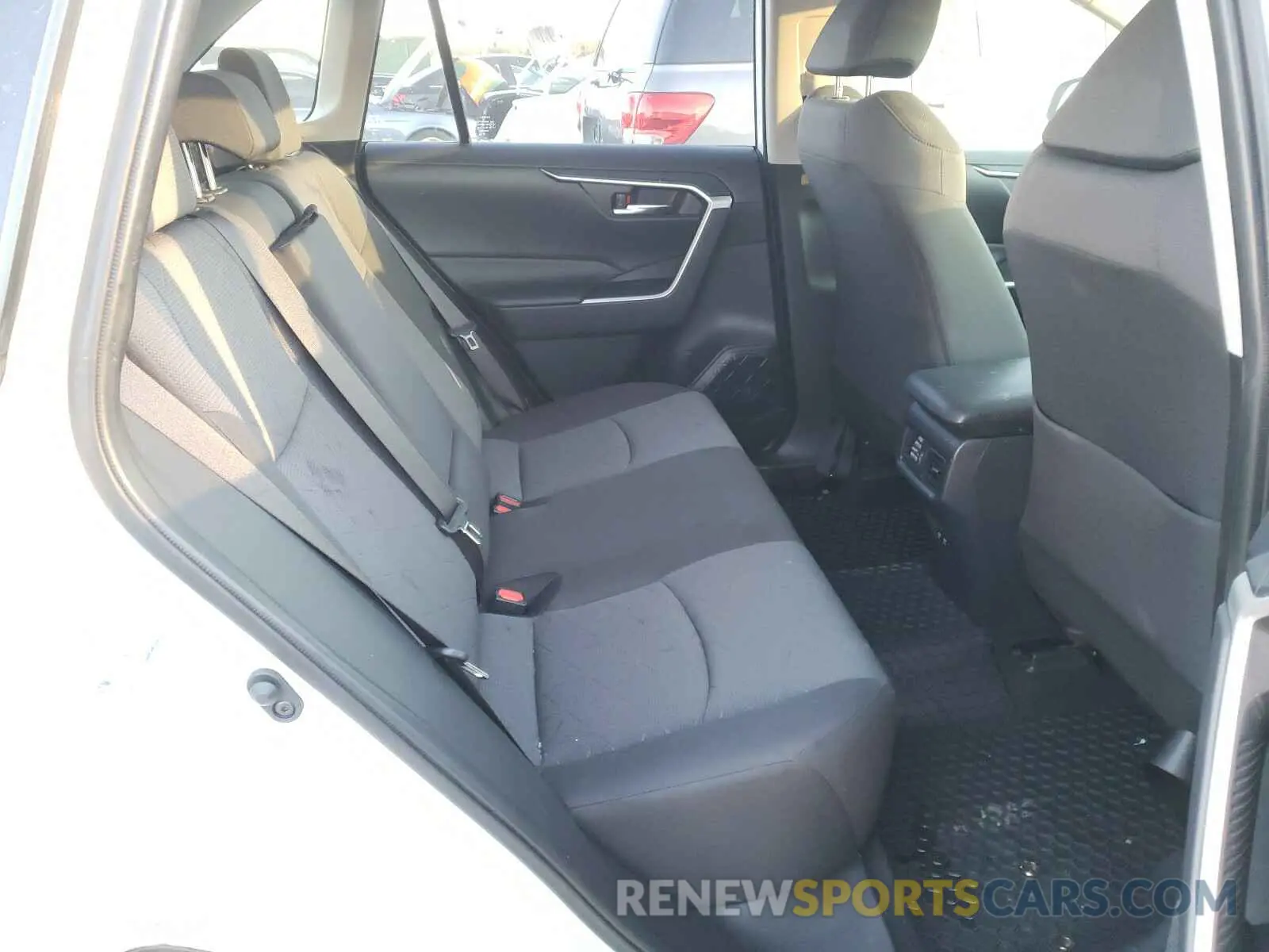 4 Photograph of a damaged car JTMP1RFV7KJ015286 TOYOTA RAV4 2019