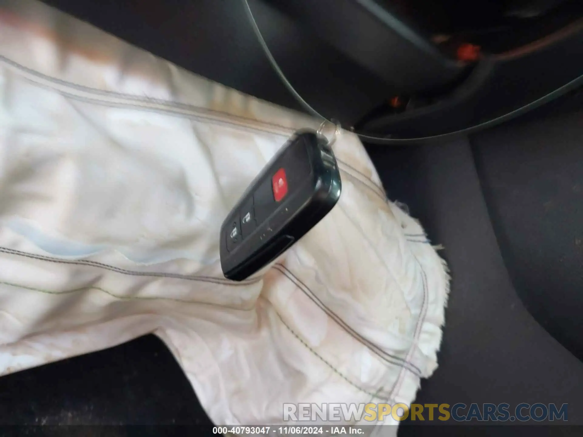 11 Photograph of a damaged car JTMP1RFV9KD031827 TOYOTA RAV4 2019