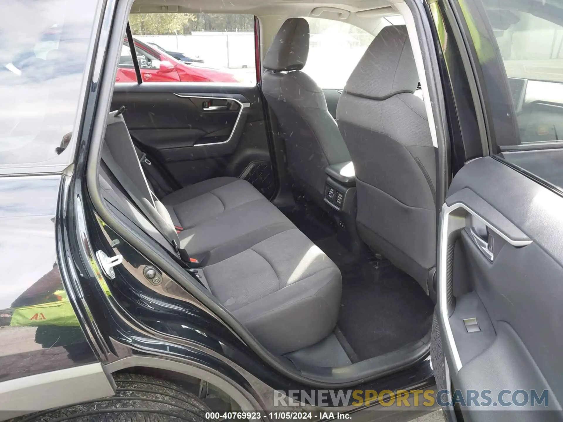 8 Photograph of a damaged car JTMP1RFV9KD501676 TOYOTA RAV4 2019