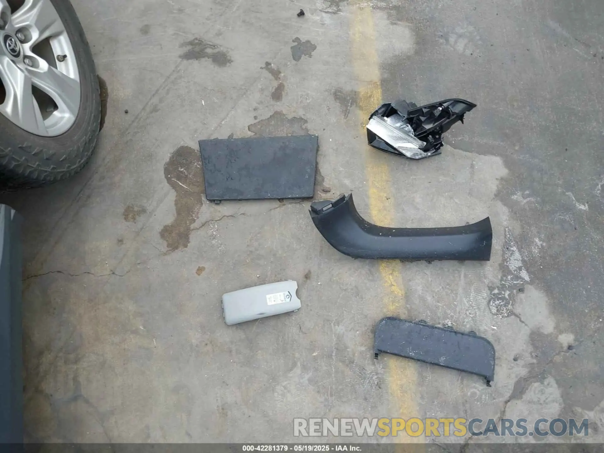 12 Photograph of a damaged car JTMP1RFV9KD506103 TOYOTA RAV4 2019