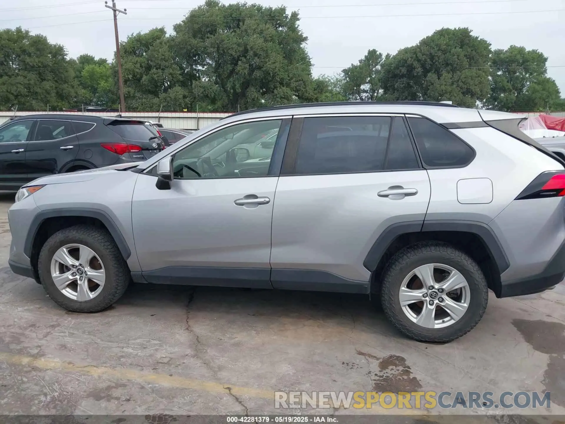 15 Photograph of a damaged car JTMP1RFV9KD506103 TOYOTA RAV4 2019