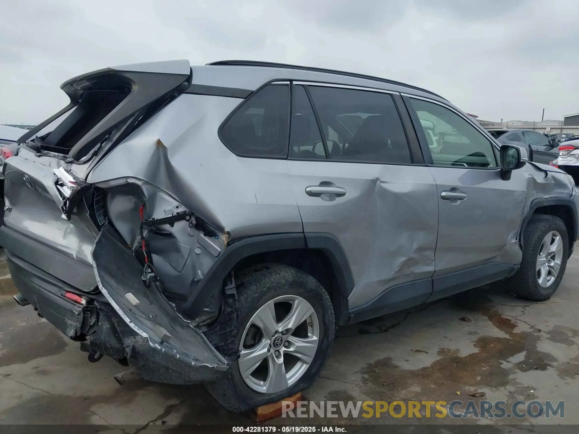 18 Photograph of a damaged car JTMP1RFV9KD506103 TOYOTA RAV4 2019