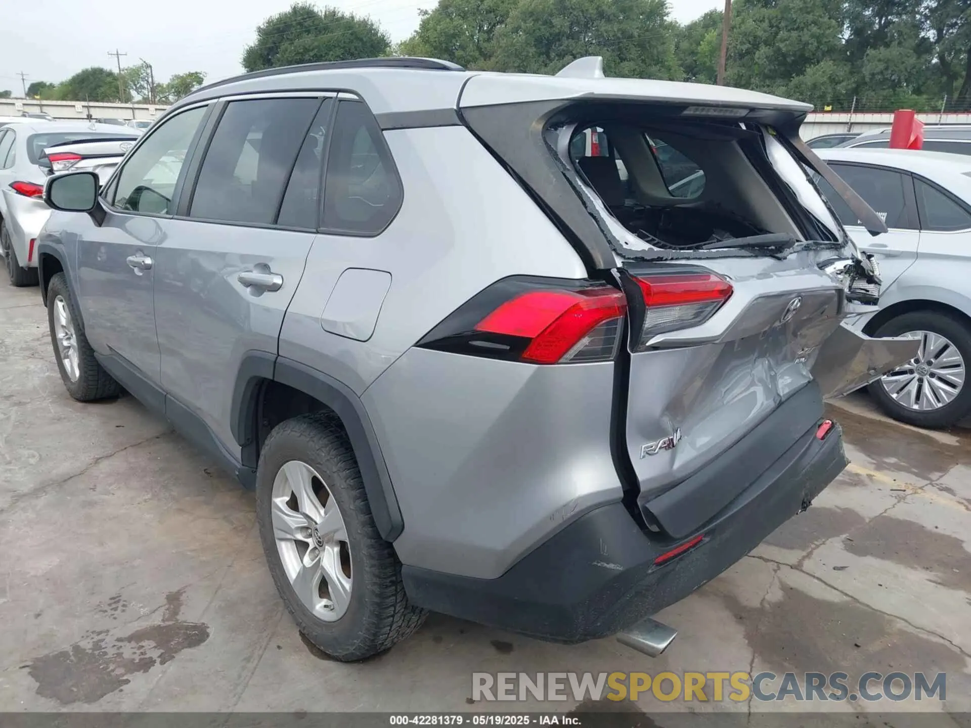 3 Photograph of a damaged car JTMP1RFV9KD506103 TOYOTA RAV4 2019