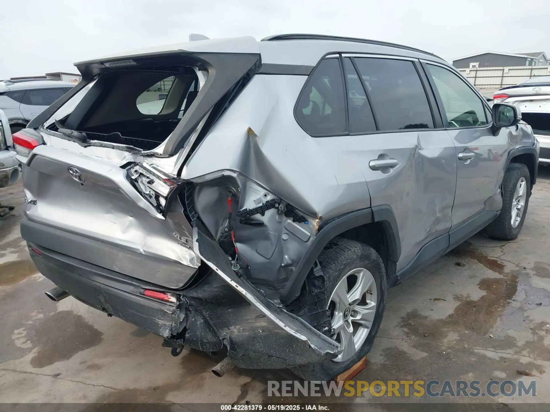 4 Photograph of a damaged car JTMP1RFV9KD506103 TOYOTA RAV4 2019