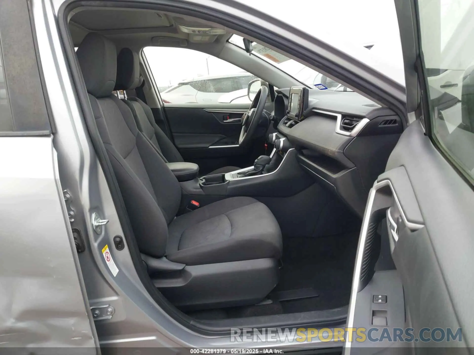 5 Photograph of a damaged car JTMP1RFV9KD506103 TOYOTA RAV4 2019