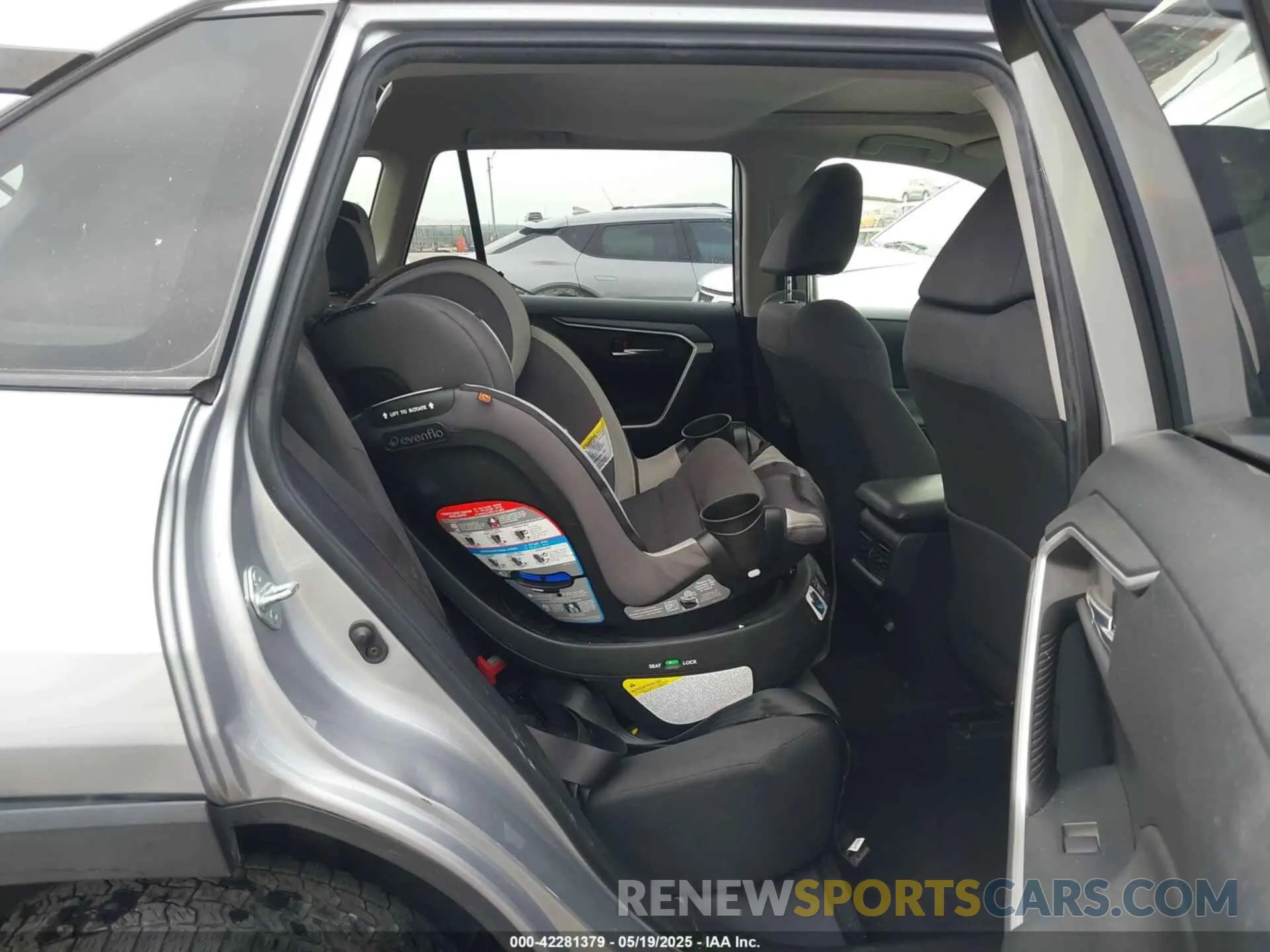 8 Photograph of a damaged car JTMP1RFV9KD506103 TOYOTA RAV4 2019